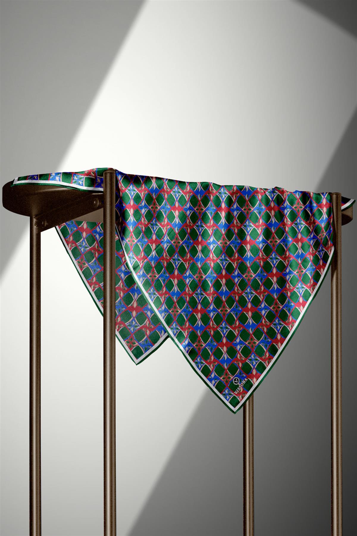 %100 Twill İpek Geometrik Desenli Zümrüt Yeşili Renkli 90x90 Eşarp Dikim Şekli : El Dikişi