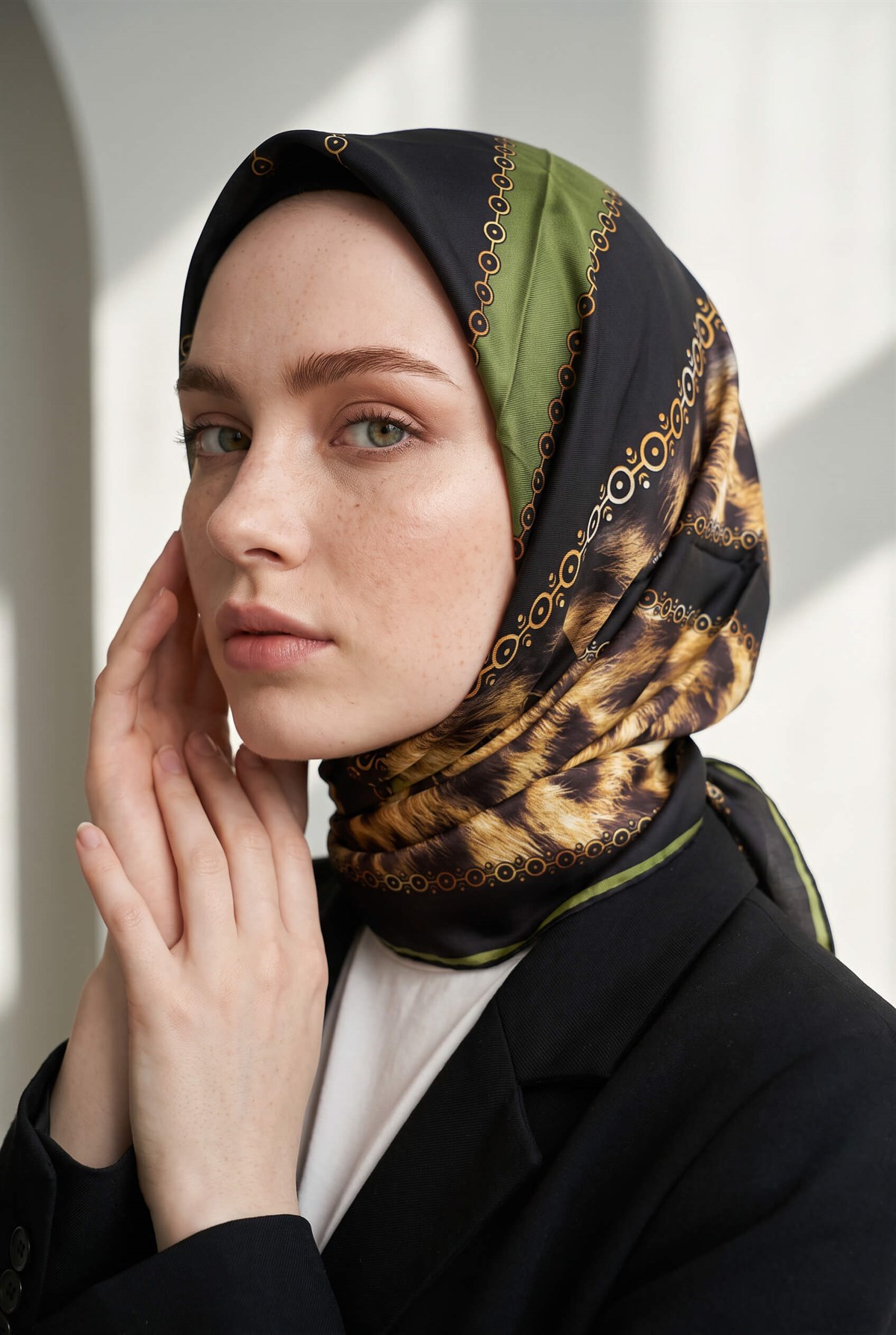 %100 Twill İpek Leopar Desenli Haki - Siyah Renkli 90x90 Eşarp Dikim Şekli : El Dikişi