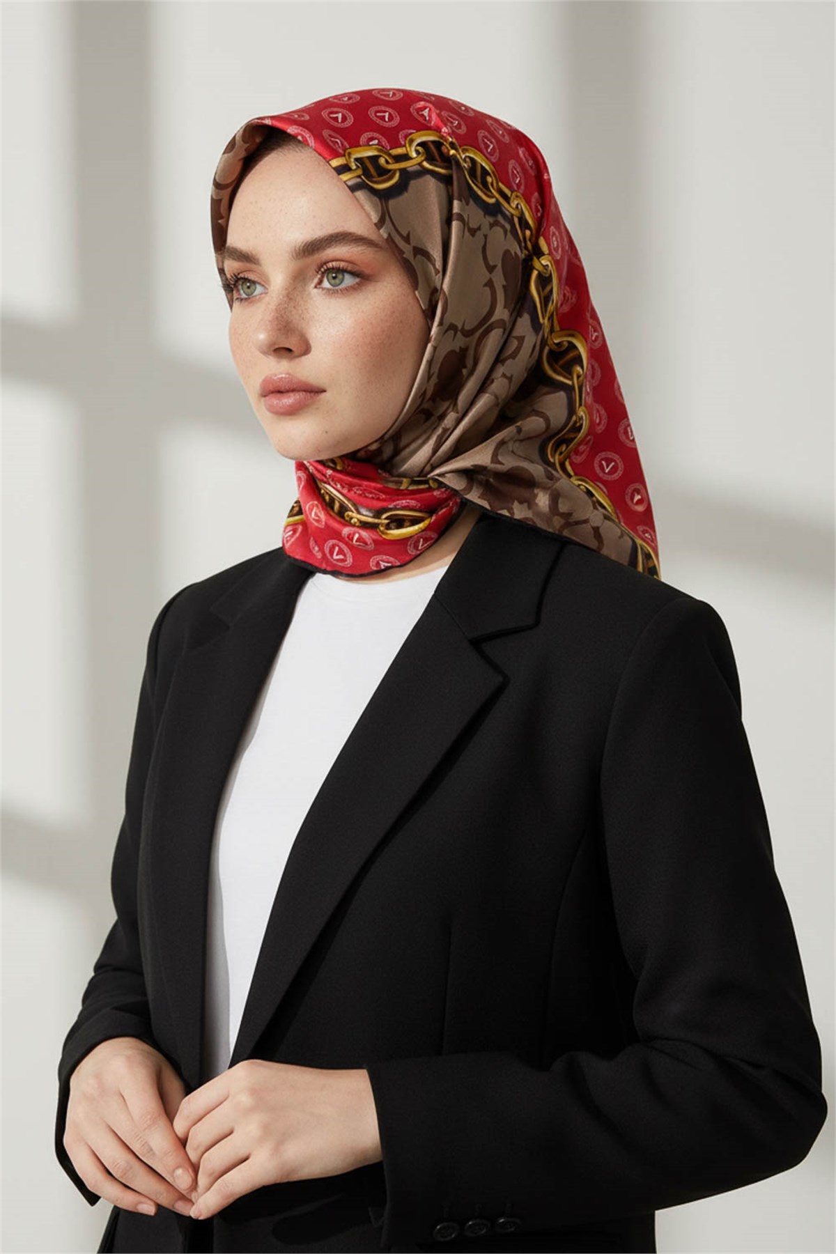 %100 Twill İpek Monogram Ve Zincir Desenli Siyah - Kırmızı Renkli 90x90 Eşarp Dikim Şekli : El Dikişi