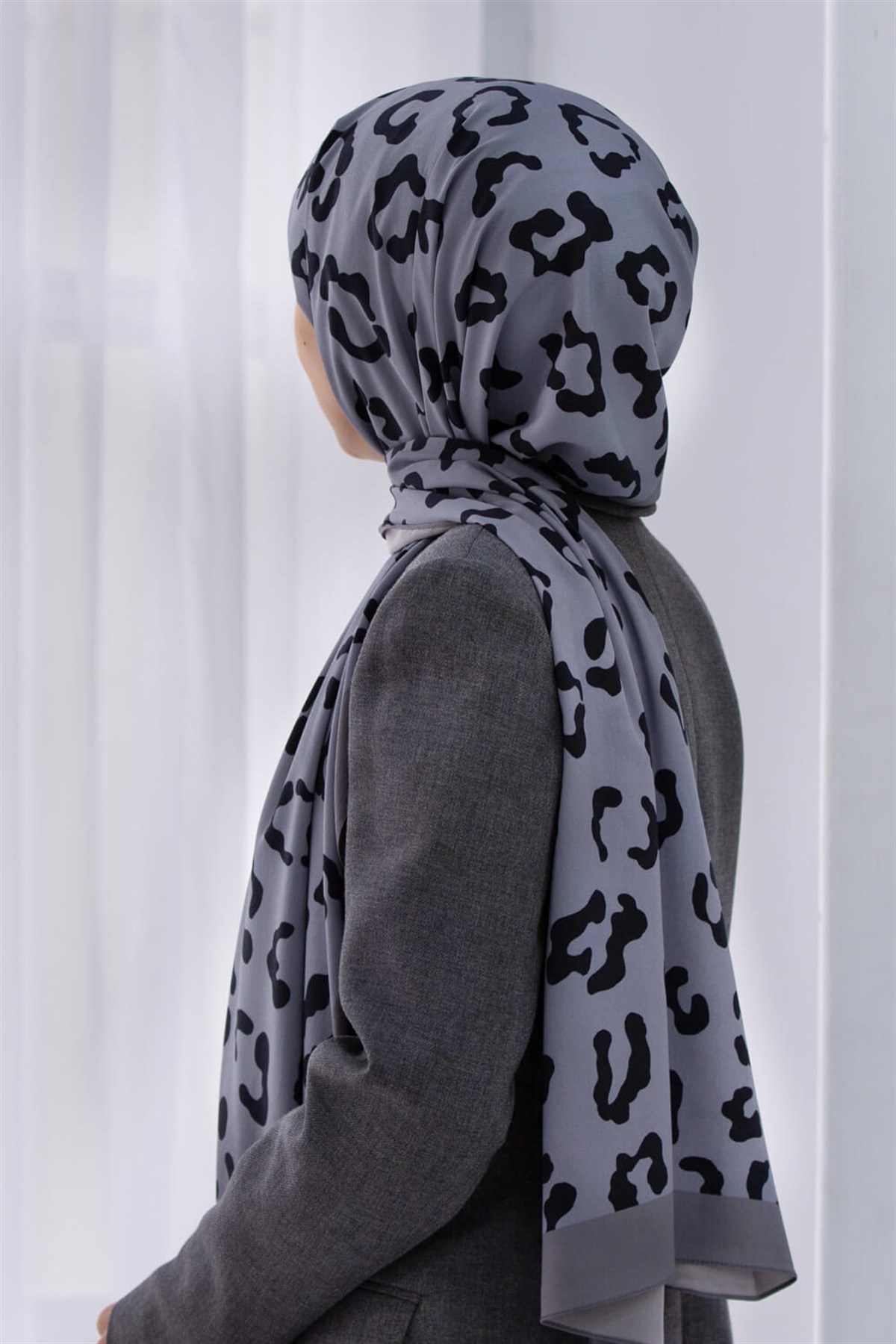 KREP LEOPAR DESENLİ GÜMÜŞ RENKLİ 75X195 KIRIŞMAZ ŞAL