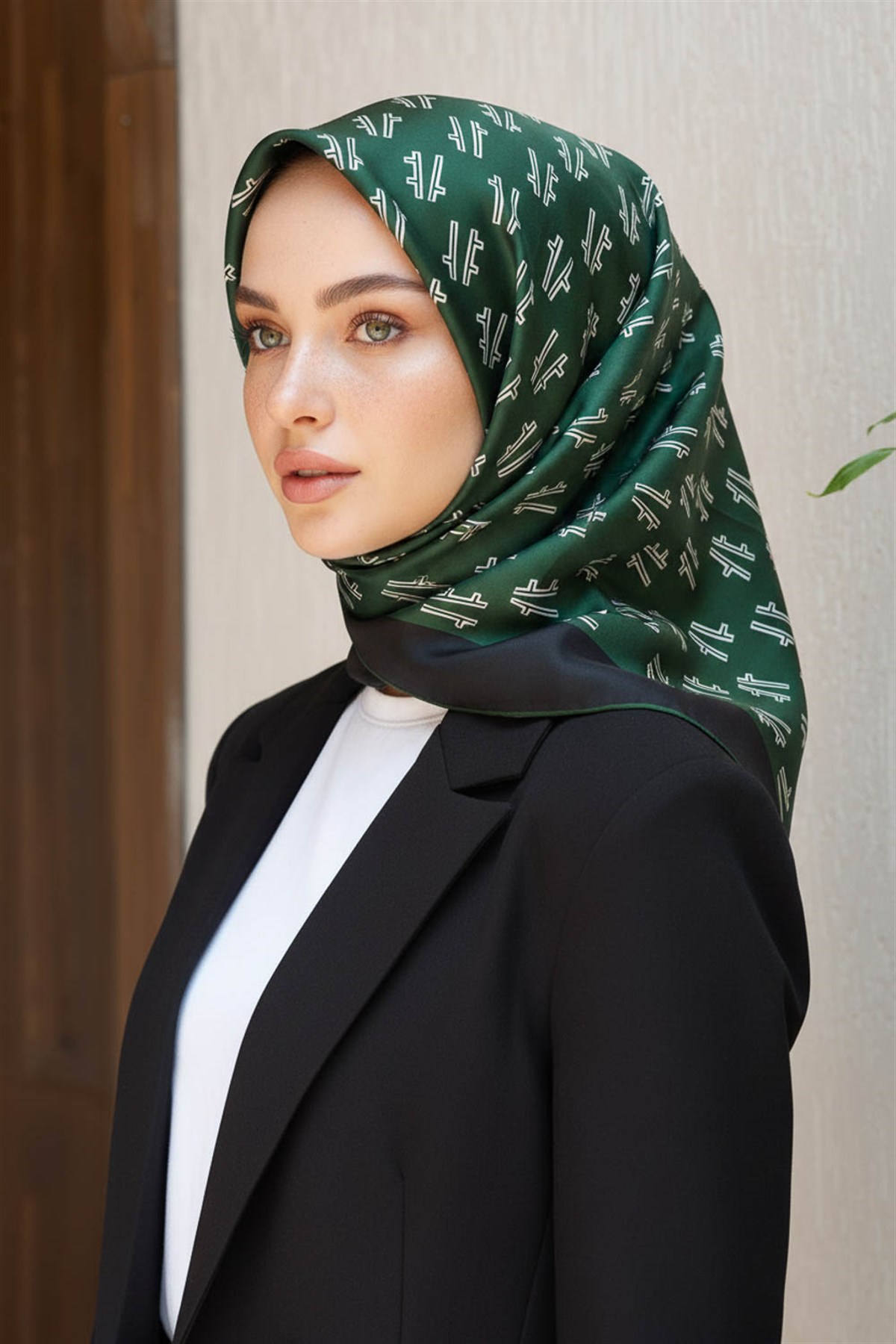%100 Twill İpek Geometrik Desenli Zümrüt Yeşili Renkli 90x90 Eşarp Dikim Şekli : El Dikişi