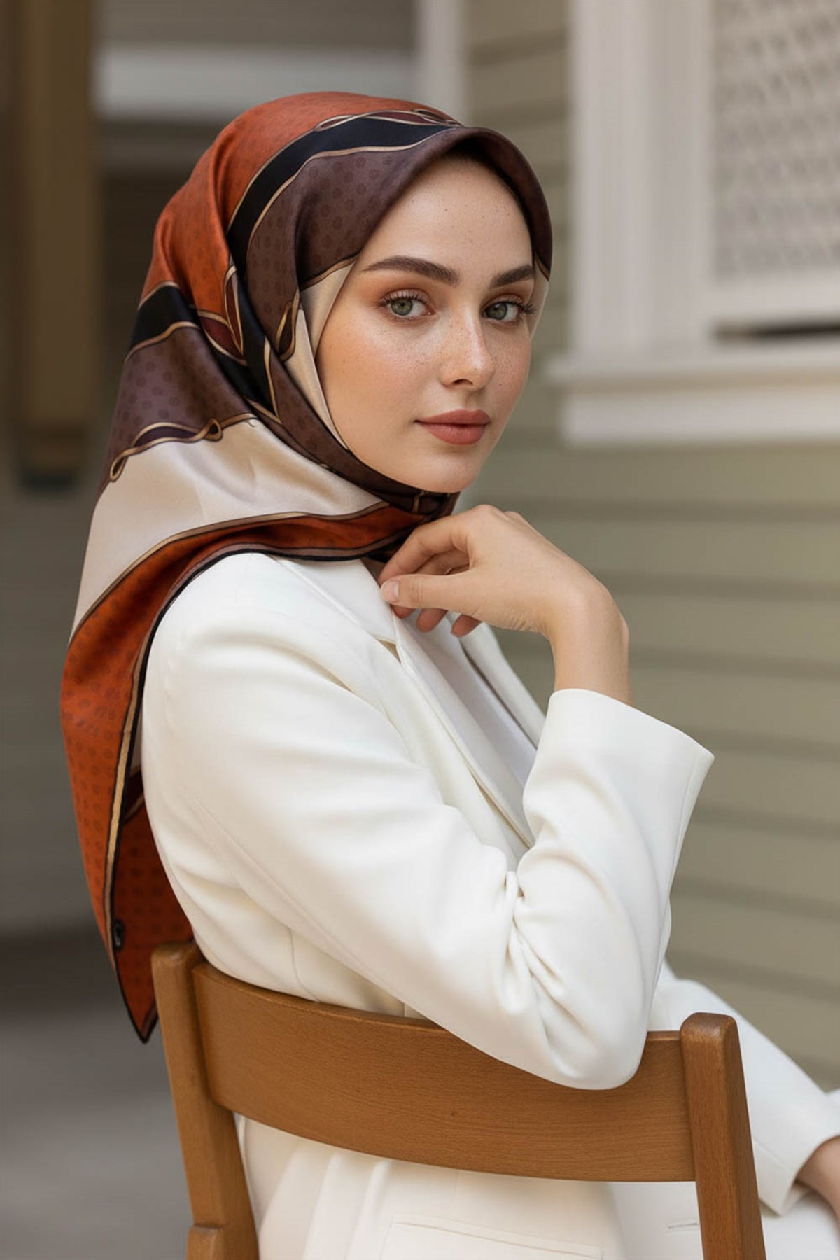 %100 Twill İpek Puantiyeli ve Geometrik Desenli Taba - Vizon Renkli 90x90 Eşarp Dikim Şekli : El Dikişi