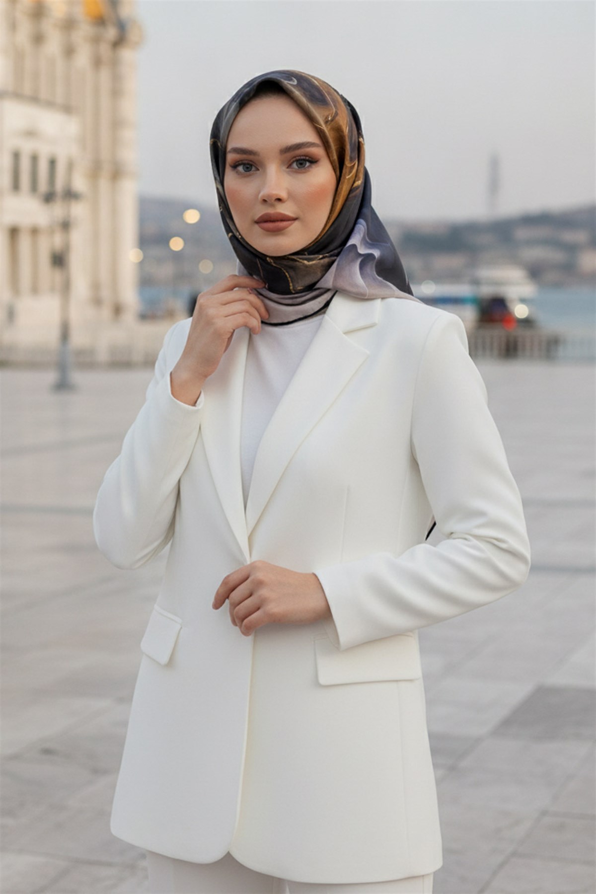 %100 Twill İpek Batik Desenli Lacivert - Camel Renkli 90x90 Eşarp Dikim Şekli : El Dikişi