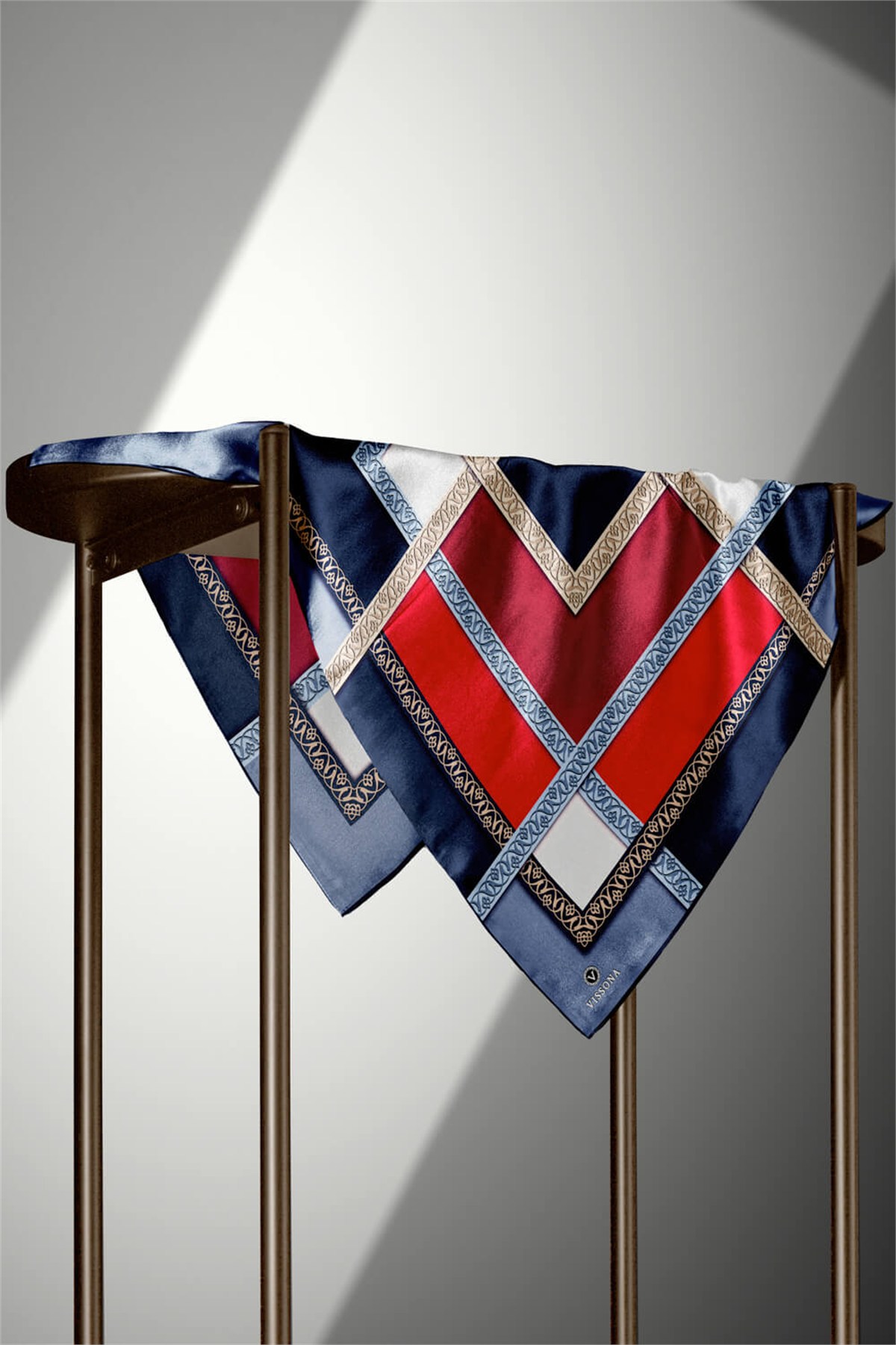 %100 Twill İpek Geometrik Desenli Lacivert - Kırmızı Renkli 90x90 Eşarp Dikim Şekli : El Dikişi