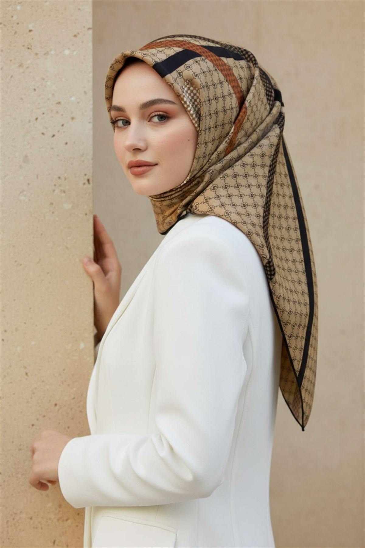 %57 İPEK %43 VİSKON Twill İpek Monogram Ve Şerit Desenli Bej - Siyah Renkli 90x90 Eşarp Dikim Şekli : El Dikişi
