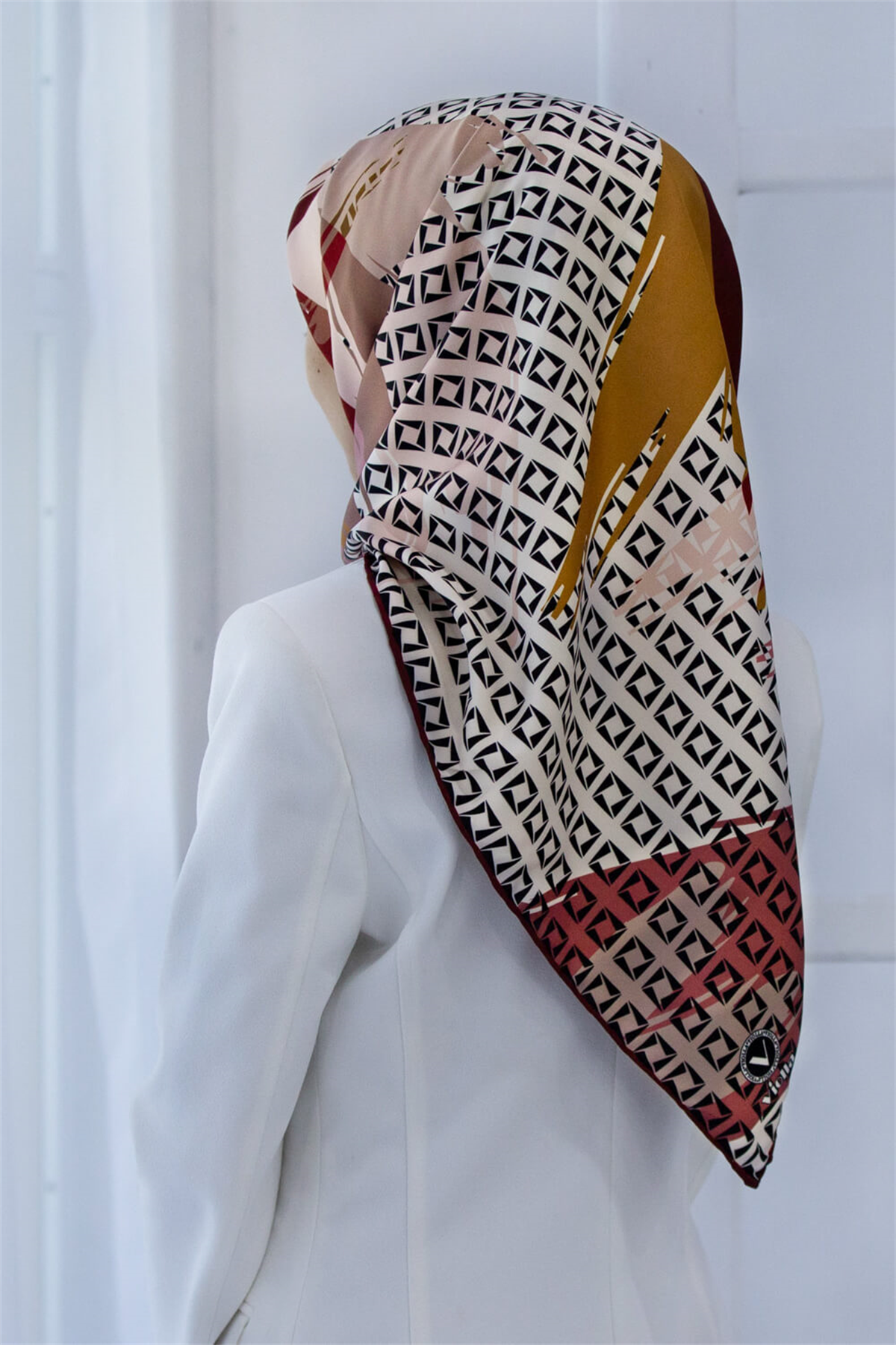 Rayon Geometrik Fırça Desenli Bordo Renkli 90x90 Dikim Şekli : El Dikişi Eşarp (İpek İçermez) Kenar Dikiş Şekli El Dikişli