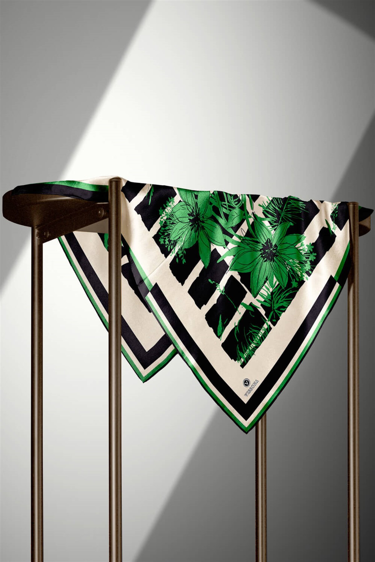 %100 Twill İpek Çiçekli ve Geometrik Desenli Benetton Yeşili - Siyah Renkli 90x90 Eşarp Dikim Şekli : El Dikişi
