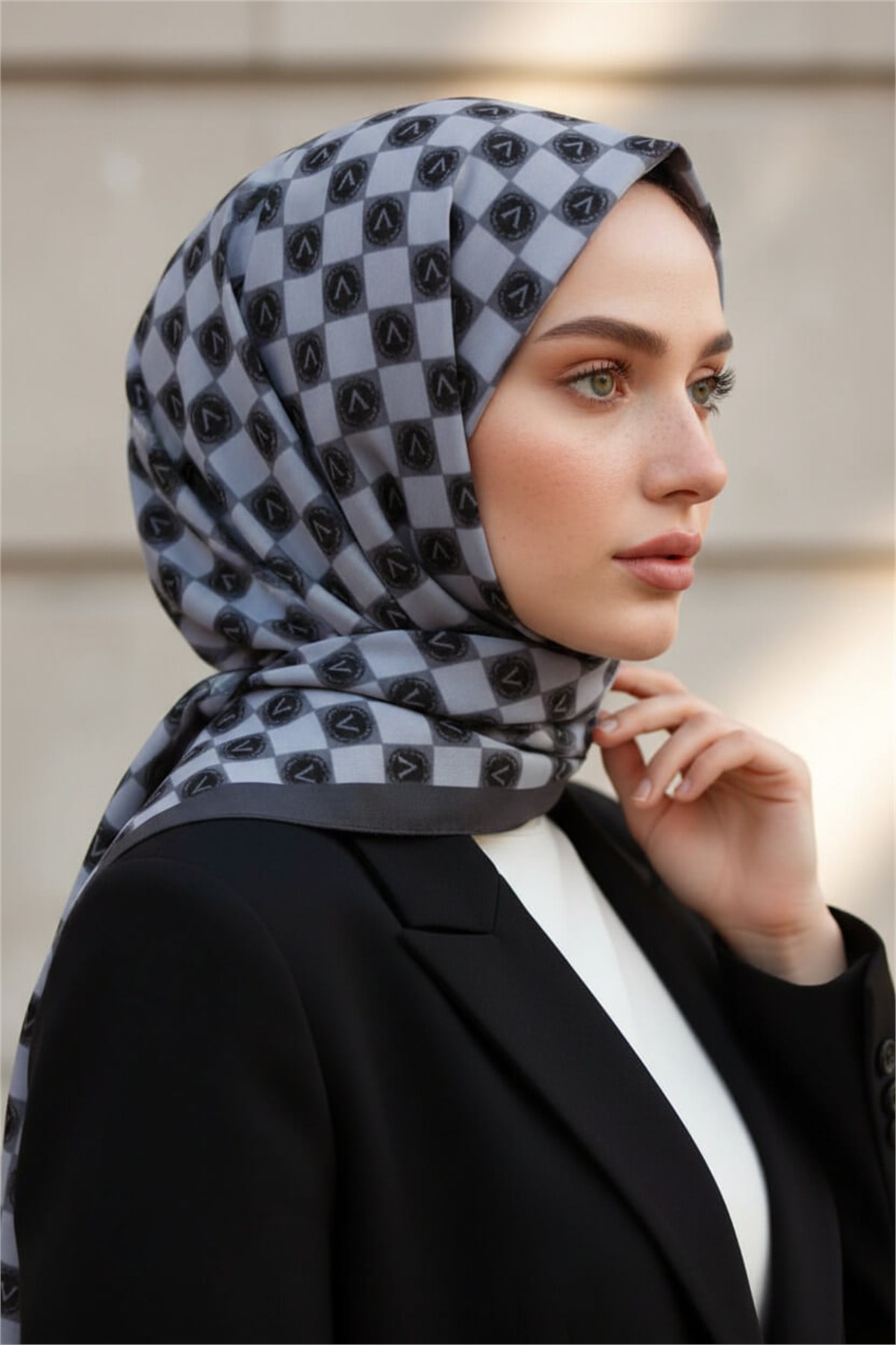 KREP MONOGRAM DESENLİ GRİ RENKLİ 75X195 KIRIŞMAZ ŞAL