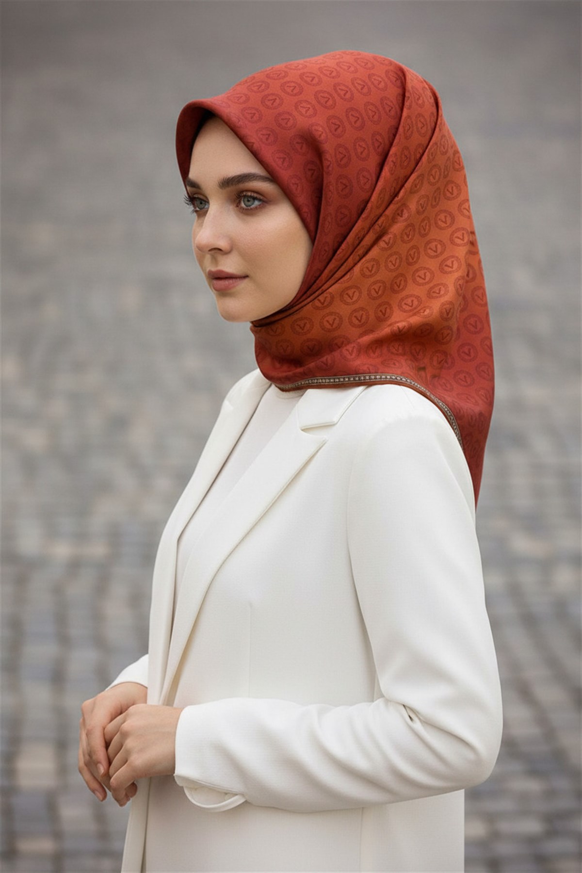 % 57 İPEK % 43 VİSKON Twill İpek Monogram Desenli Taba Renkli 90x90 Eşarp Dikim Şekli : El Dikişi