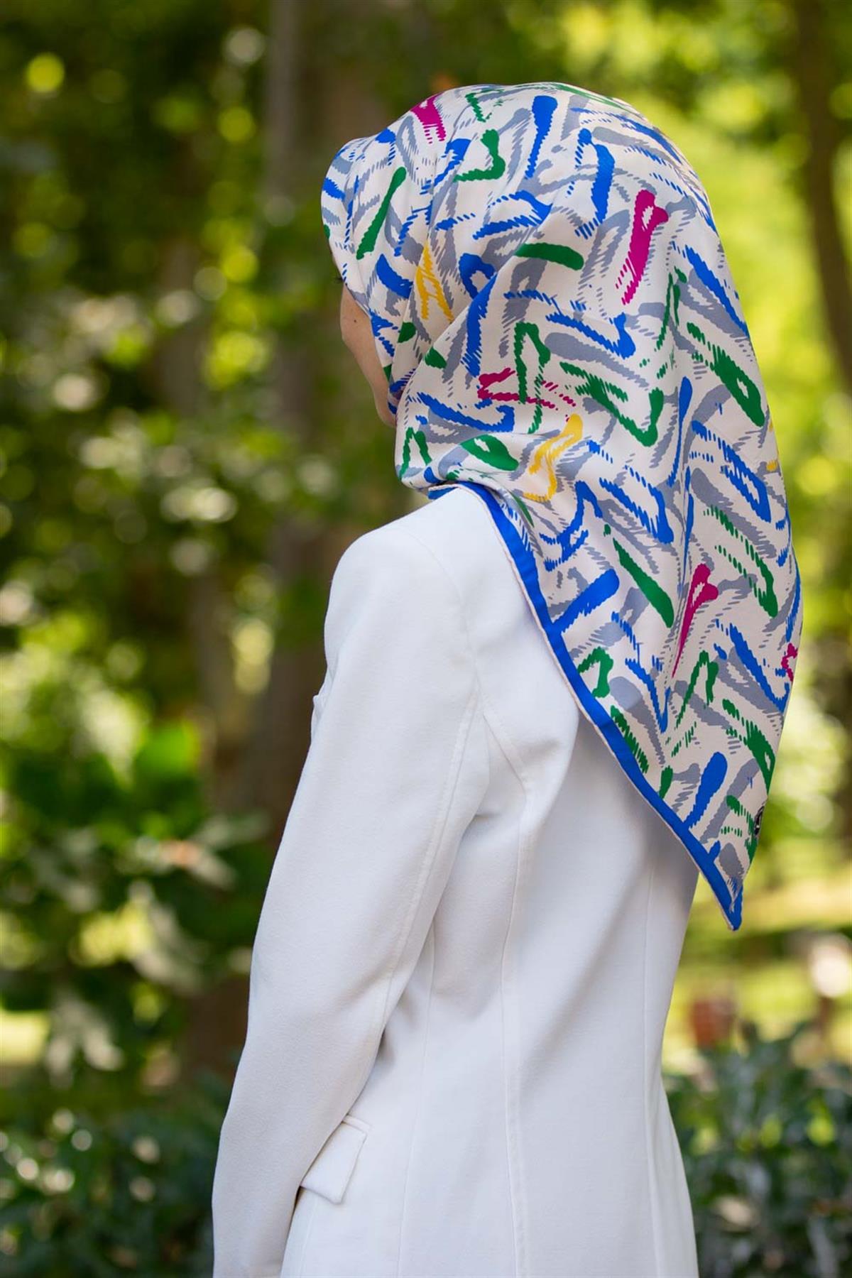 %100 Twill İpek Geometrik Desenli Saks - Zümrüt Yeşili Renkli 90x90 Eşarp Dikim Şekli : El Dikişi