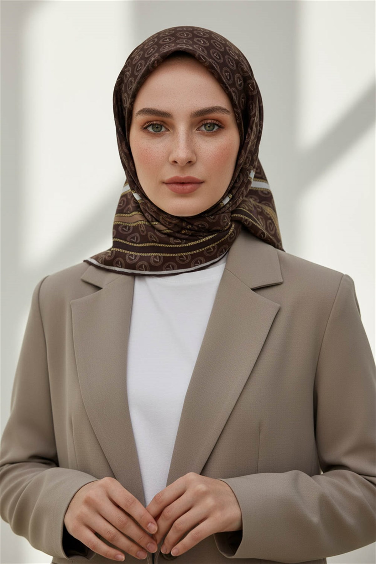 %100 Twill İpek Monogram Desenli Kahverengi - Bej Renkli 90x90 Eşarp Dikim Şekli : El Dikişi