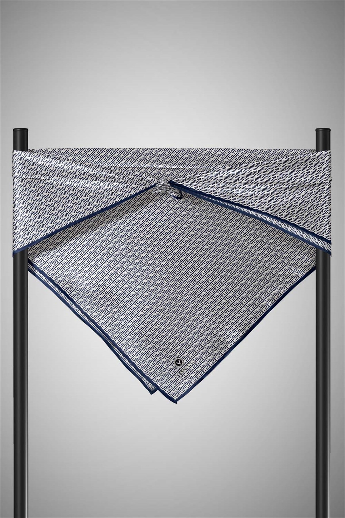 %100 Twill İpek Çizgi Desenli Krem - Lacivert Renkli 90x90 Eşarp Dikim Şekli : El Dikişi