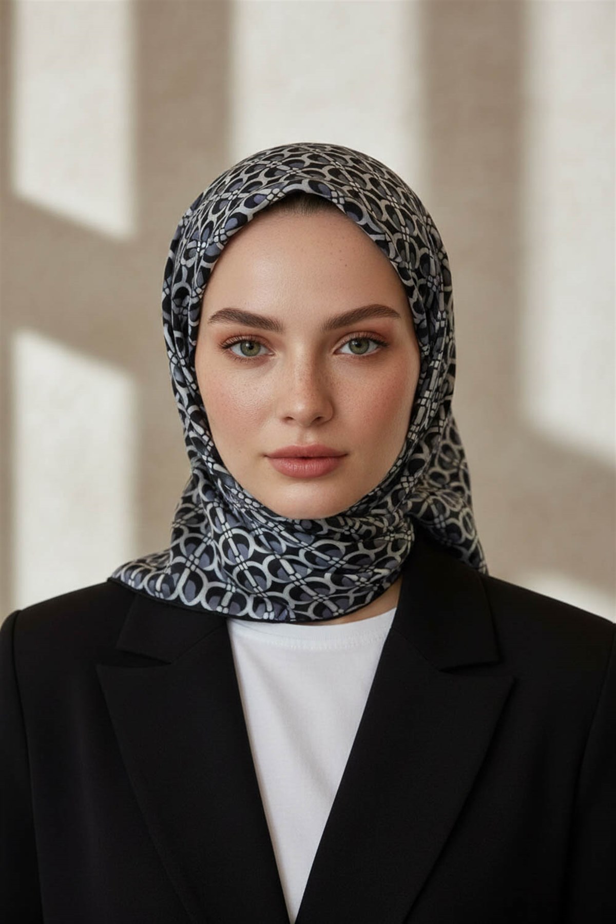 %100 Twill İpek Geometrik Desenli Siyah - Füme Renkli 90x90 Eşarp Dikim Şekli : El Dikişi