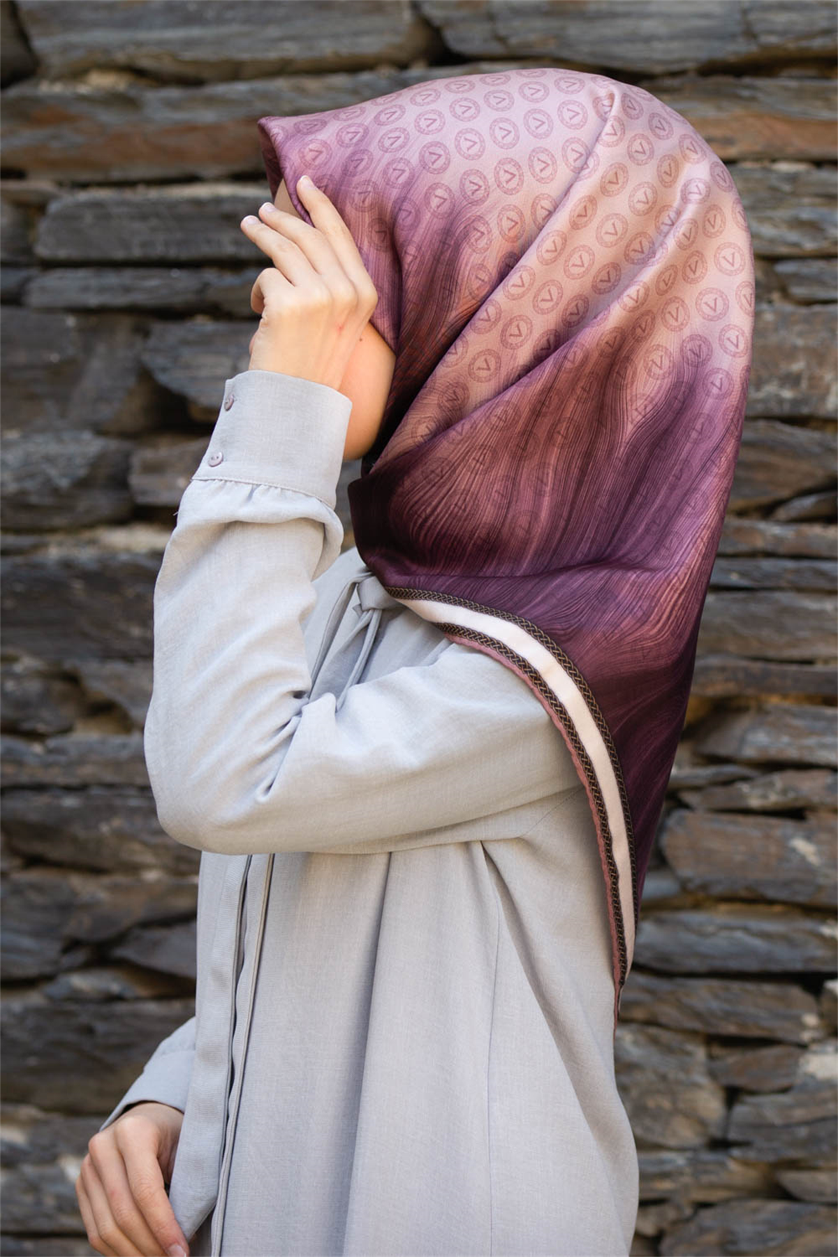 100% Twill İpek Monogram Desenli Pudra Renkli 90x90 Dikim Şekli : El Dikişi Eşarp