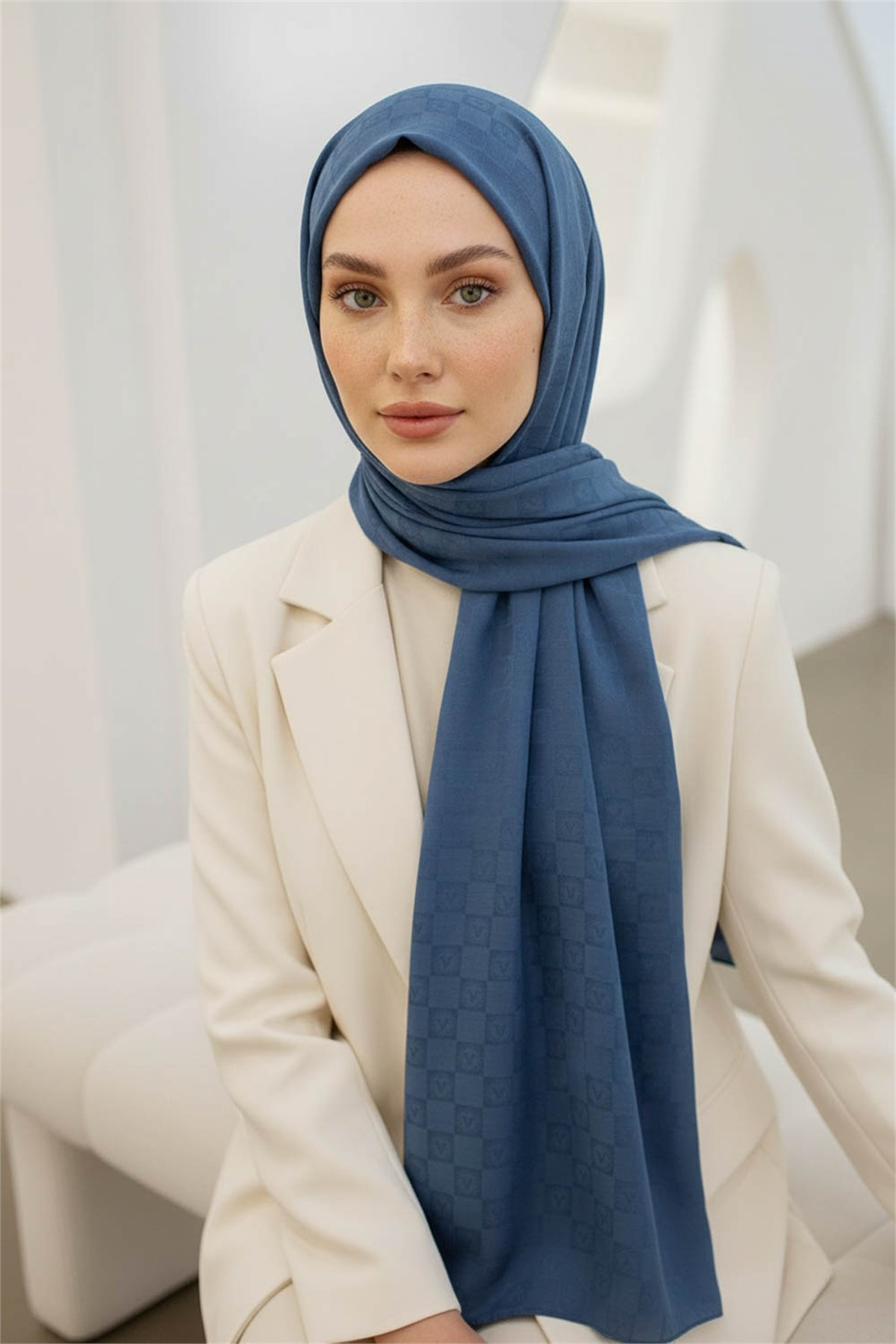 Vissona %57 İPEK %43 PAMUK Monogram Desenli Bebe Mavisi Renkli Şal -  70x190 Dikiş Tipi İtalyan Dikişli