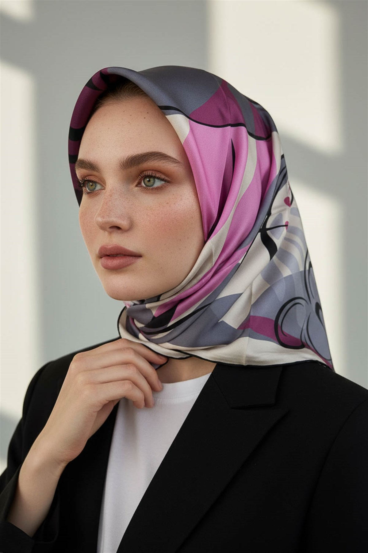 %100 Twill İpek Çiçek Desenli Gri - Siyah Renkli 90x90 Eşarp Dikim Şekli : El Dikişi