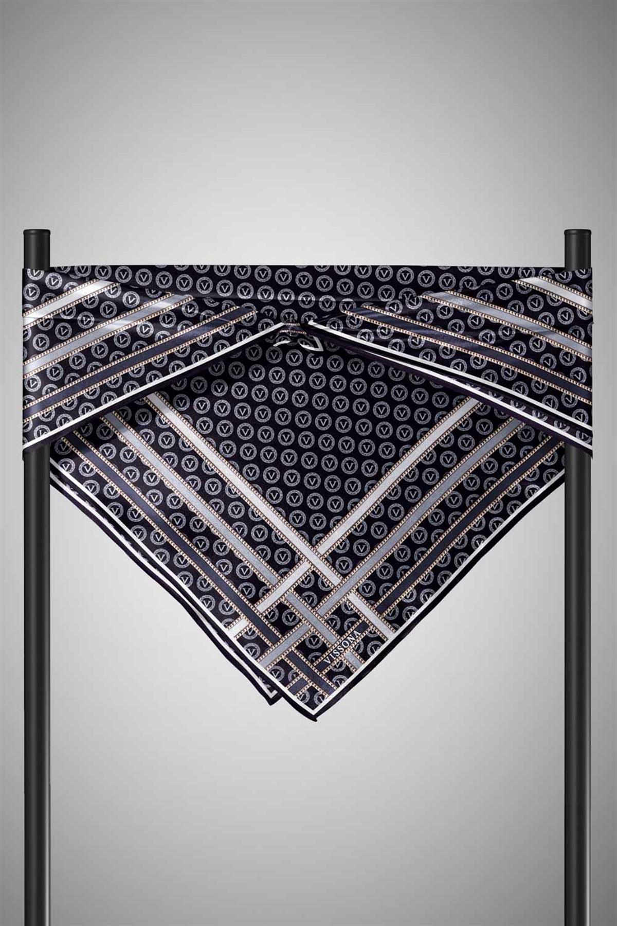 %100 Twill İpek Monogram Desenli Siyah - Gri Renkli 90x90 Eşarp Dikim Şekli : El Dikişi