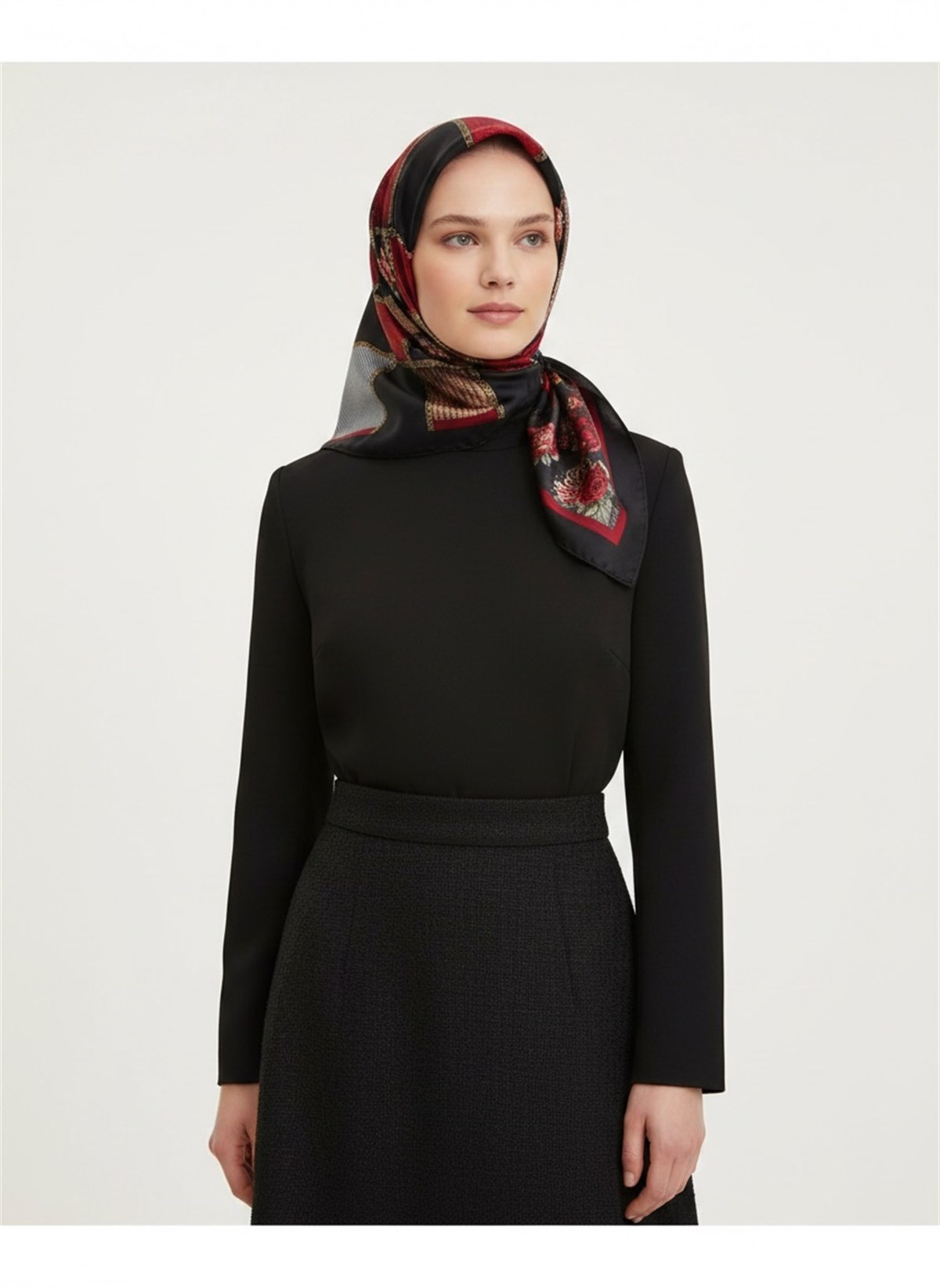 %100 Twill İpek Dokulu Çiçekli Ve Geometrik Desenli Bordo - Siyah Renkli 90x90 Eşarp Dikim Şekli : El Dikişi