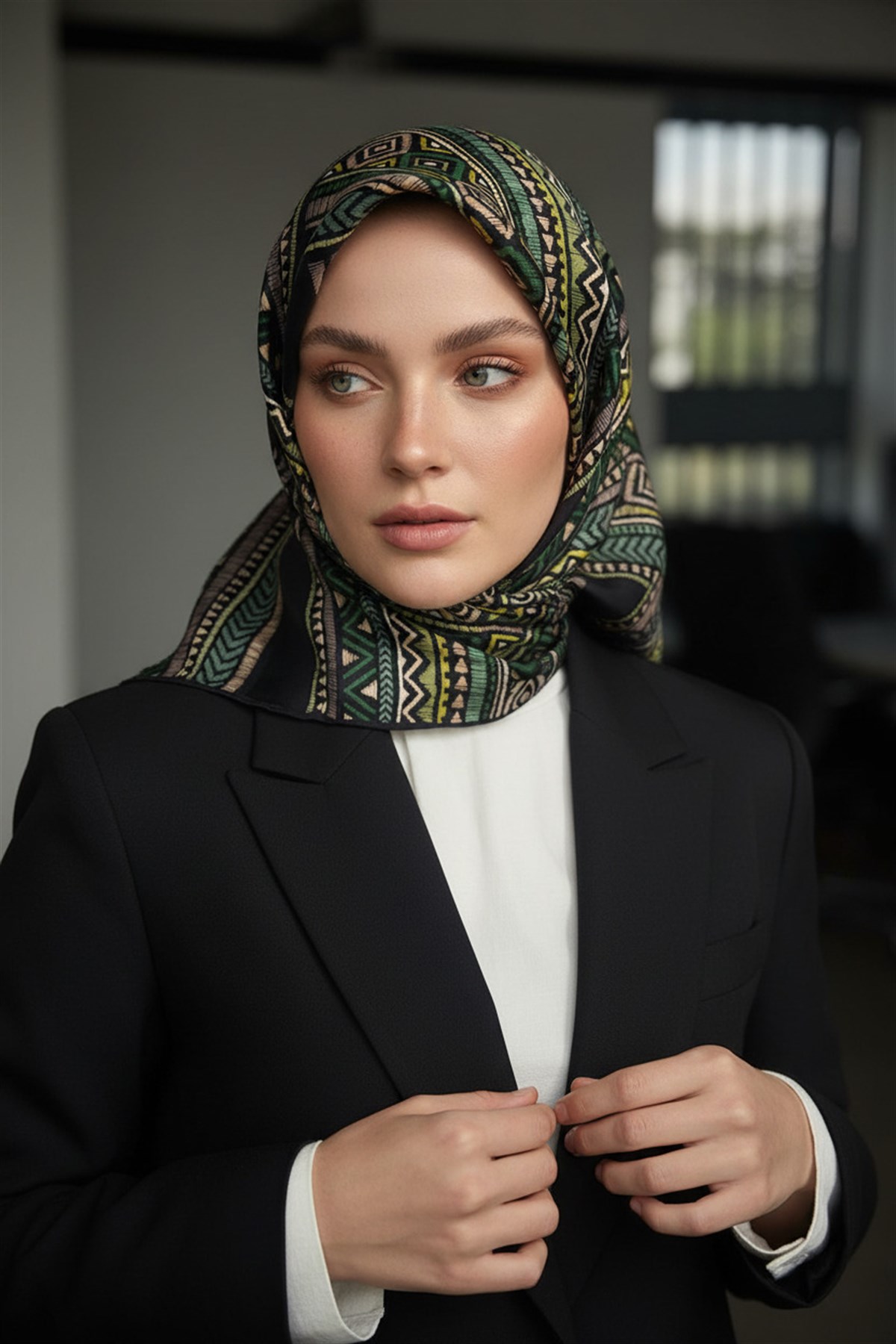 %100 Twill İpek Etnik Desenli Siyah - Zümrüt Yeşili Renkli 90x90 Eşarp Dikim Şekli : El Dikişi
