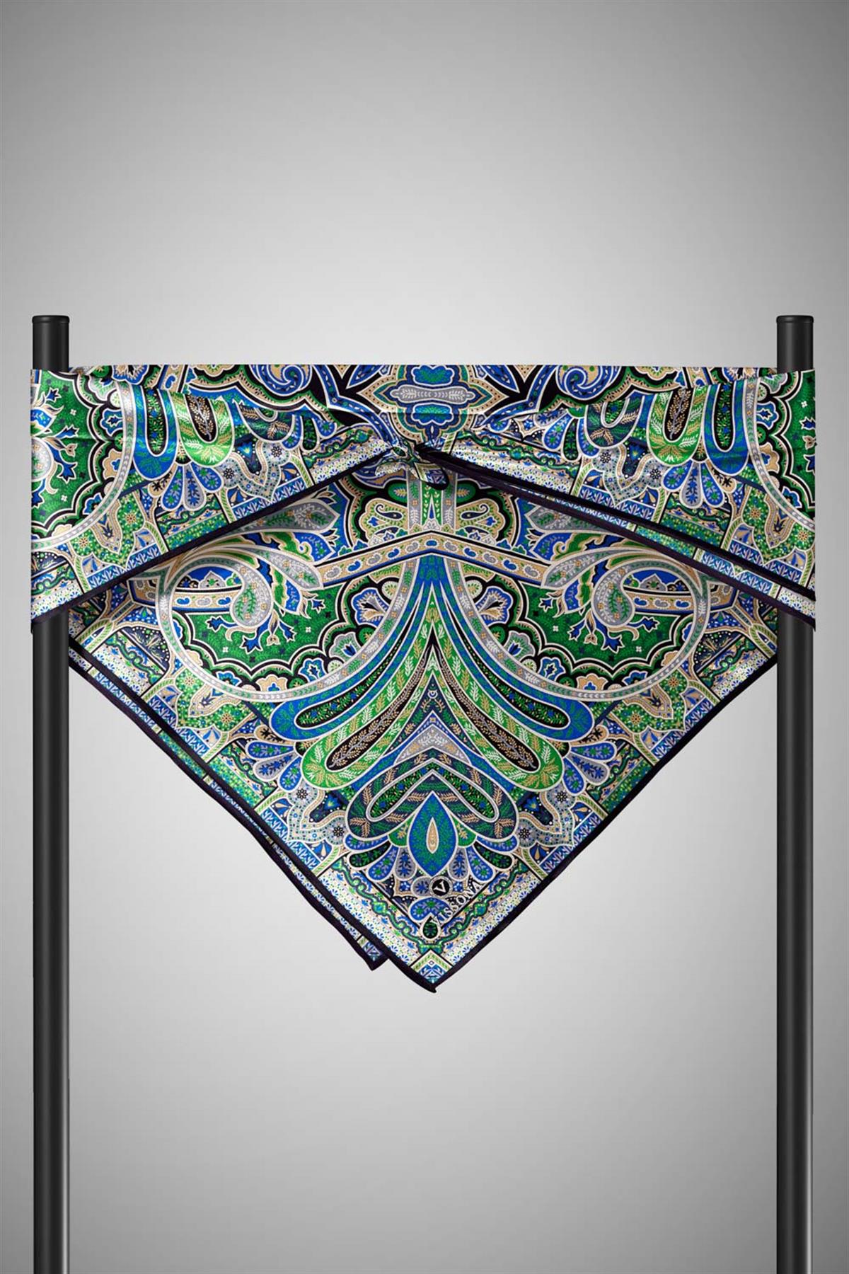 100% Twill İpek Etnik Desenli Saks - Zümrüt Yeşili Renkli 90x90 Dikim Şekli : El Dikişi Eşarp