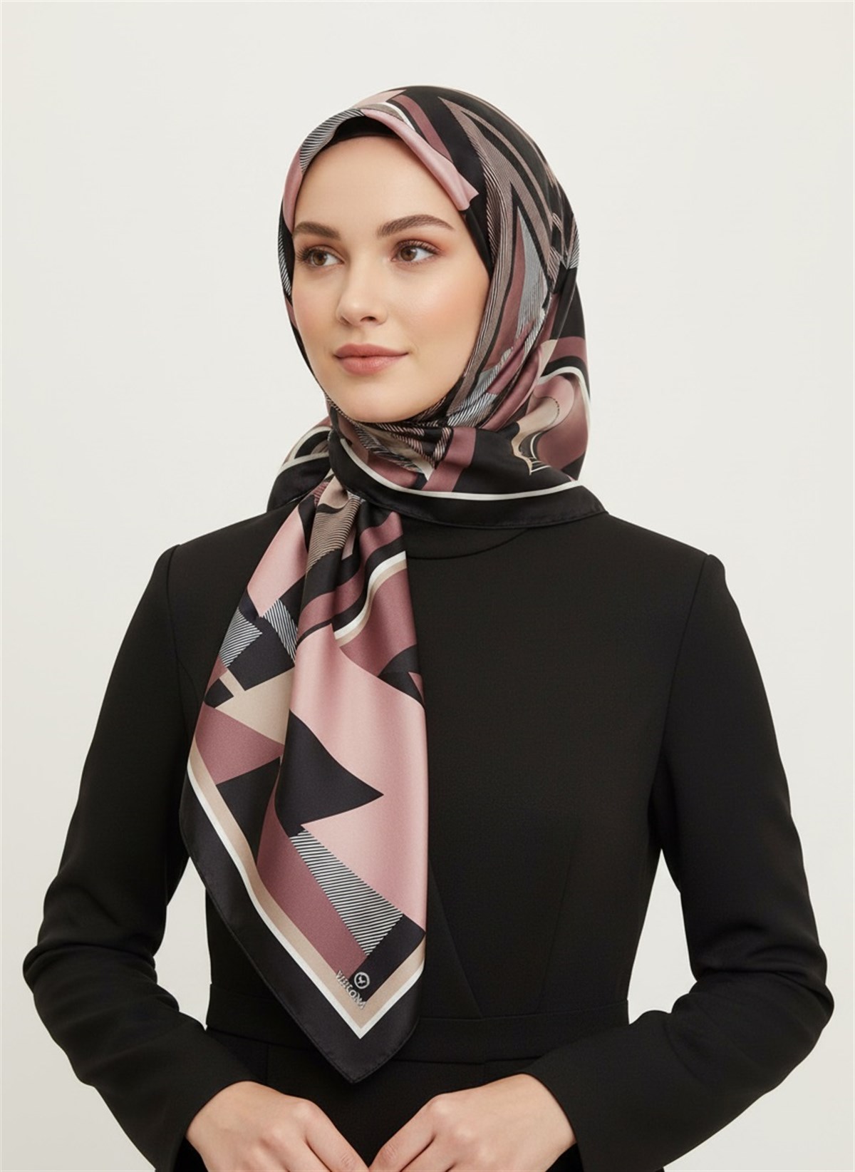 %100 Twill İpek Geometrik Desenli Pudra - Siyah Renkli 90x90 Eşarp Dikim Şekli : El Dikişi