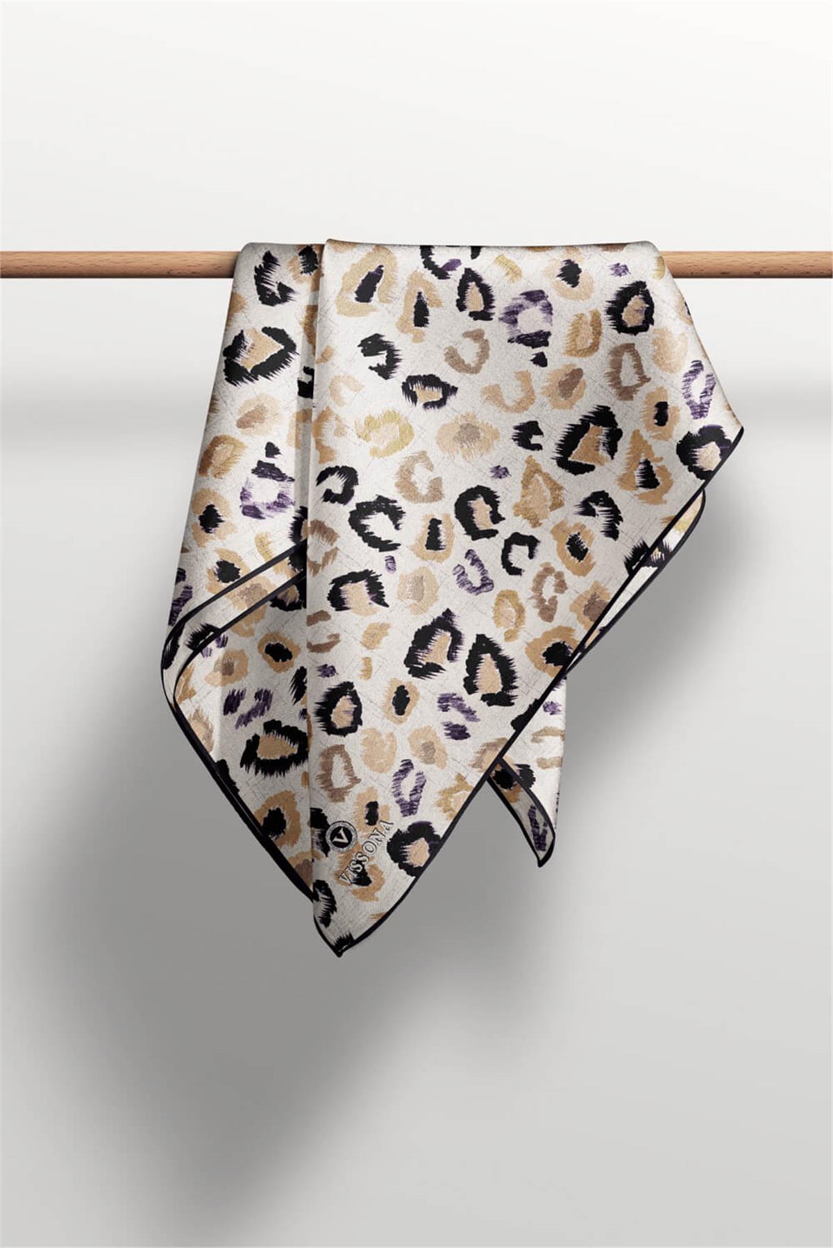 %100 Twill İpek Renkli Leopari Desenli Bej - Siyah Renkli 90x90 Eşarp Kenar Dikiş Şekli El Dikişli