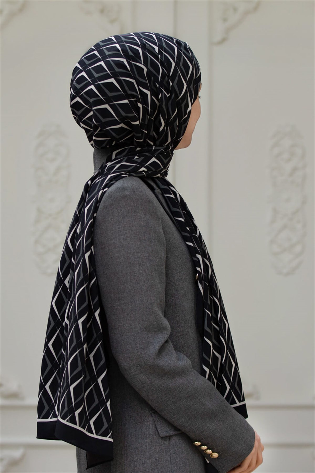 KREP GEOMETRİK DESENLİ SİYAH - KREM RENKLİ 75X195 KIRIŞMAZ ŞAL