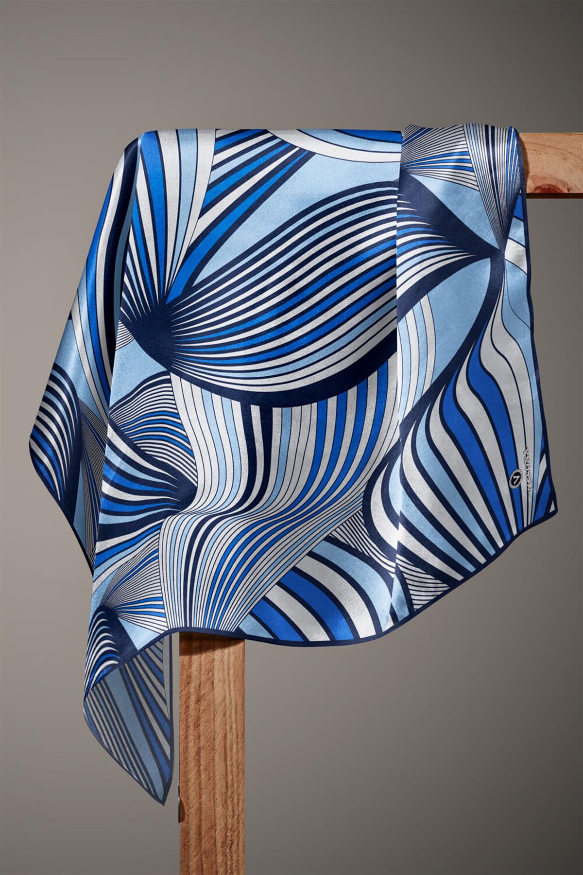 %100 Twill İpek Okyanus Dalgası Desenli Lacivert - İndigo Renkli 90x90 Eşarp Kenar Dikiş Şekli El Dikişli