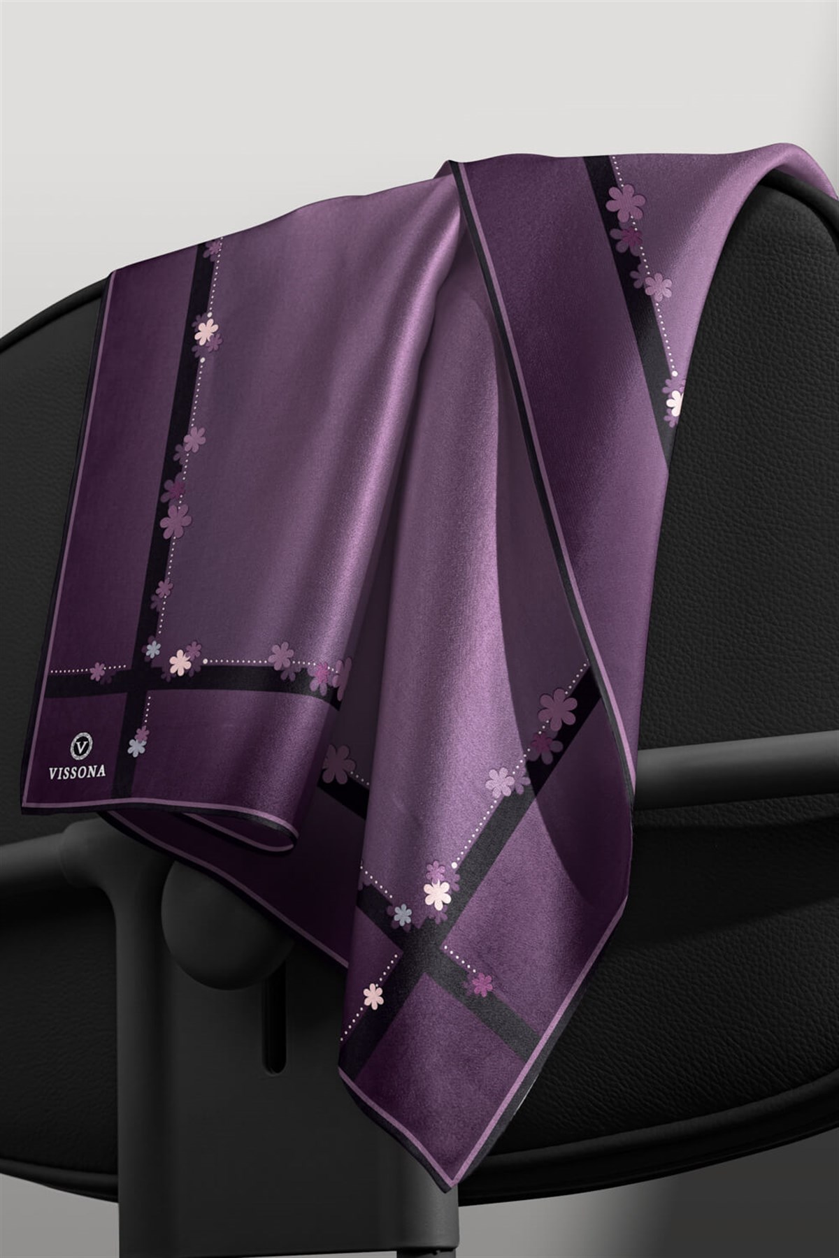 %100 Twill İpek Kenar Motifi Çiçek Desenli Mürdüm - Siyah Renkli 90x90 Eşarp Dikim Şekli : El Dikişi