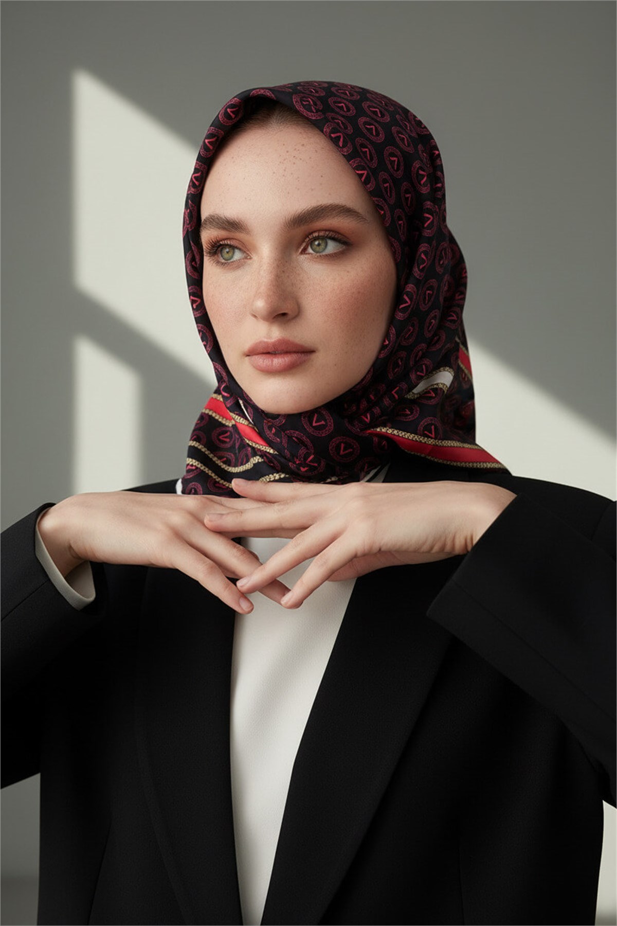 %100 Twill İpek Monogram Desenli Siyah - Bordo Renkli 90x90 Eşarp Dikim Şekli : El Dikişi
