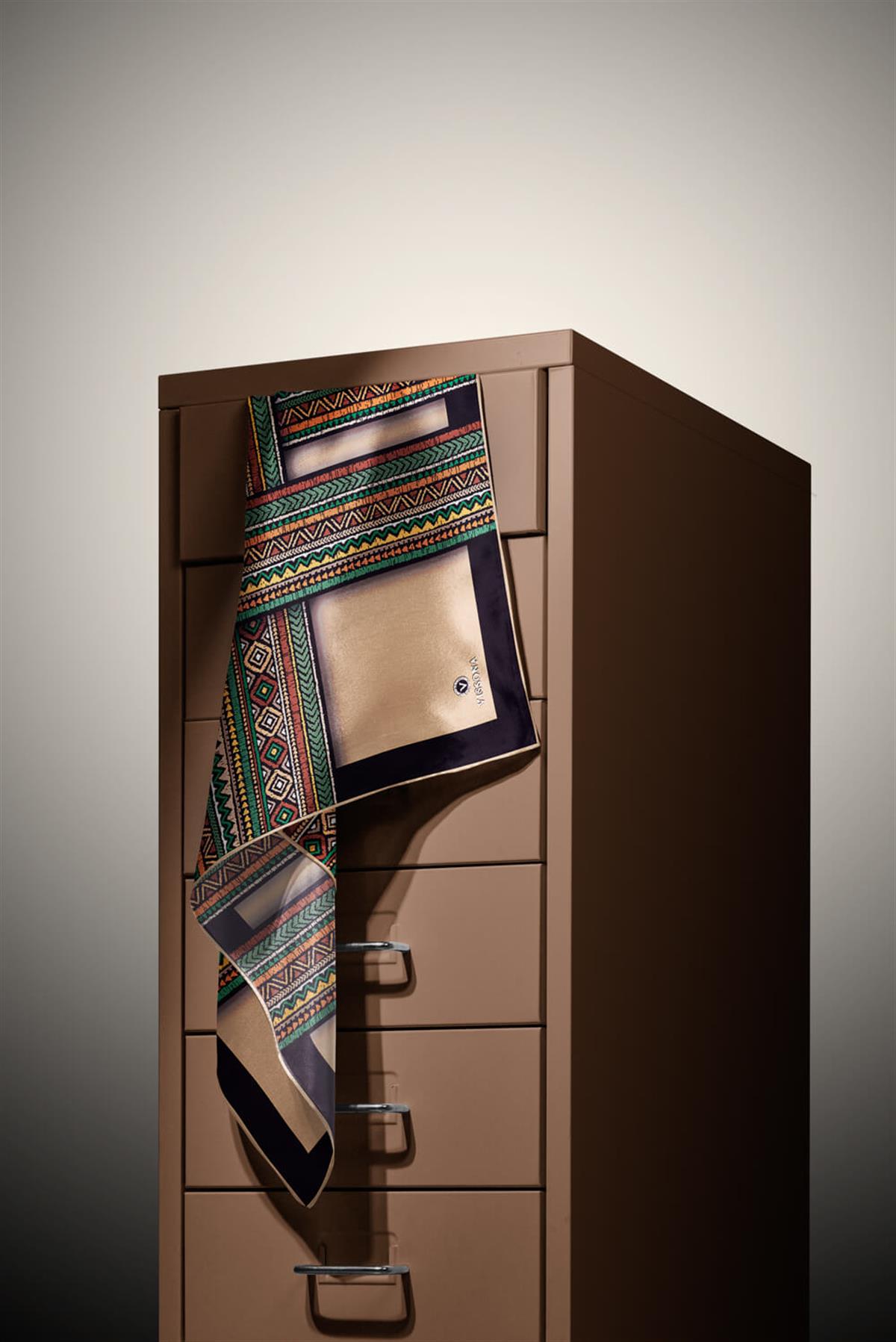 %100 Twill İpek Etnik Desenli Bej - Zümrüt Yeşili Renkli 90x90 Eşarp Dikim Şekli : El Dikişi