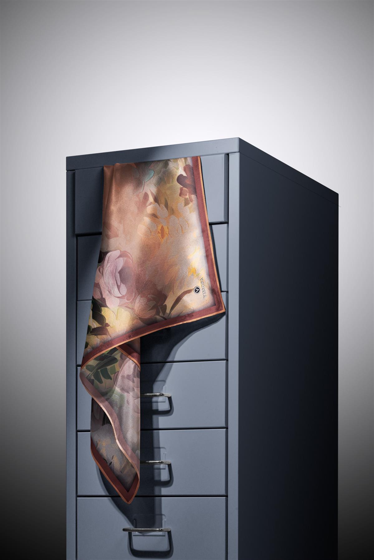 %100 Twill İpek Dumanlı Çiçek Desenli Taba Renkli 90x90 Eşarp Kenar Dikiş Şekli El Dikişli