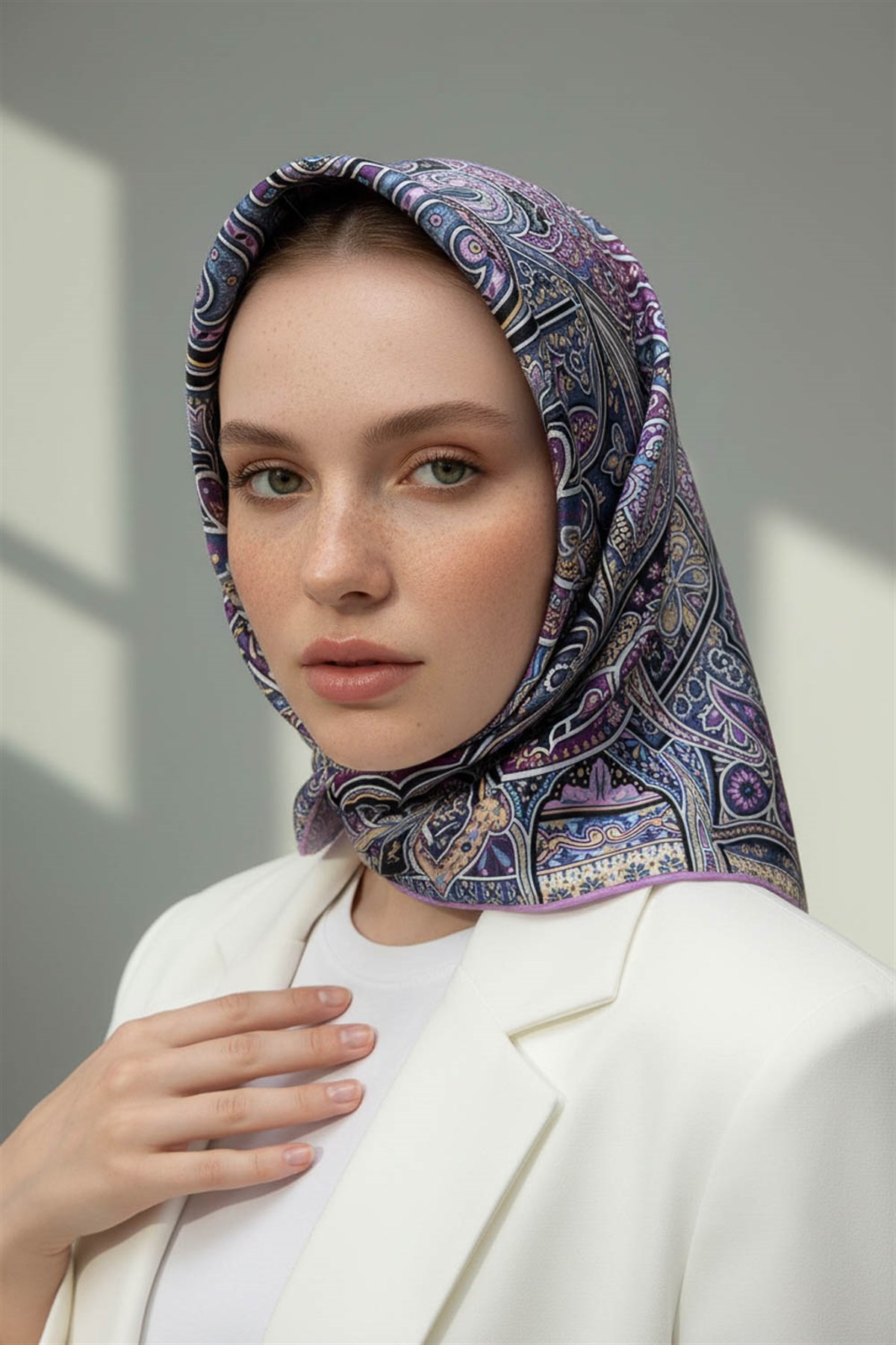 100% Twill İpek Etnik Desenli Lila Renkli 90x90 Dikim Şekli : El Dikişi Eşarp
