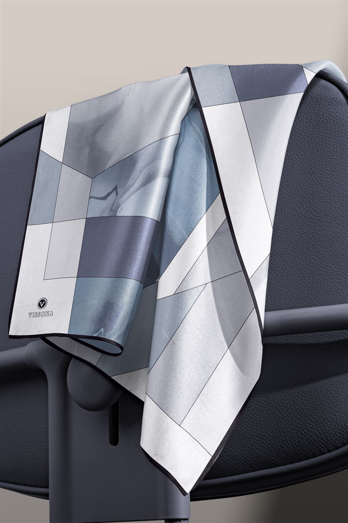 %100 Twill İpek Geometrik Desenli İndigo - Gri Renkli 90x90 Eşarp Dikim Şekli : El Dikişi