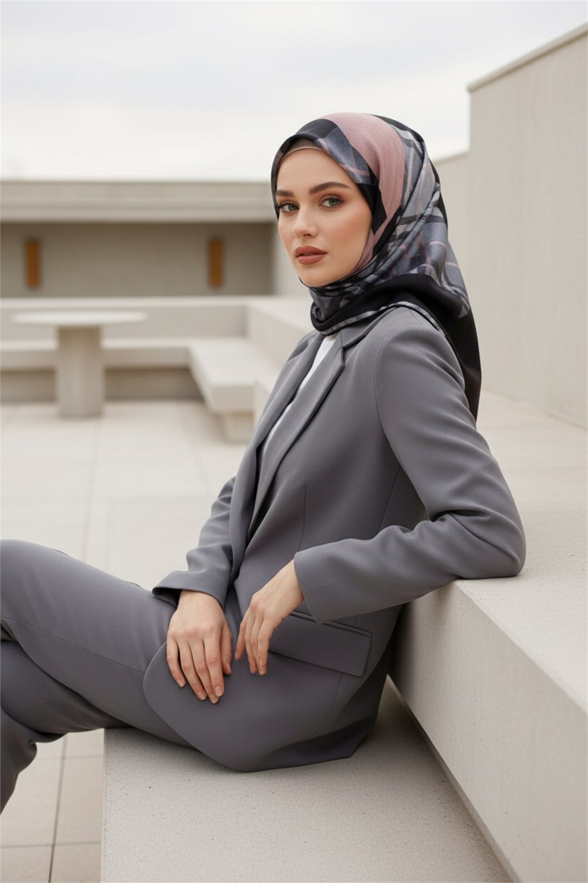 %100 Twill İpek Eşarp 90x90 Pudra Siyah Ekose Desenli El Dikişli Kadın Eşarp