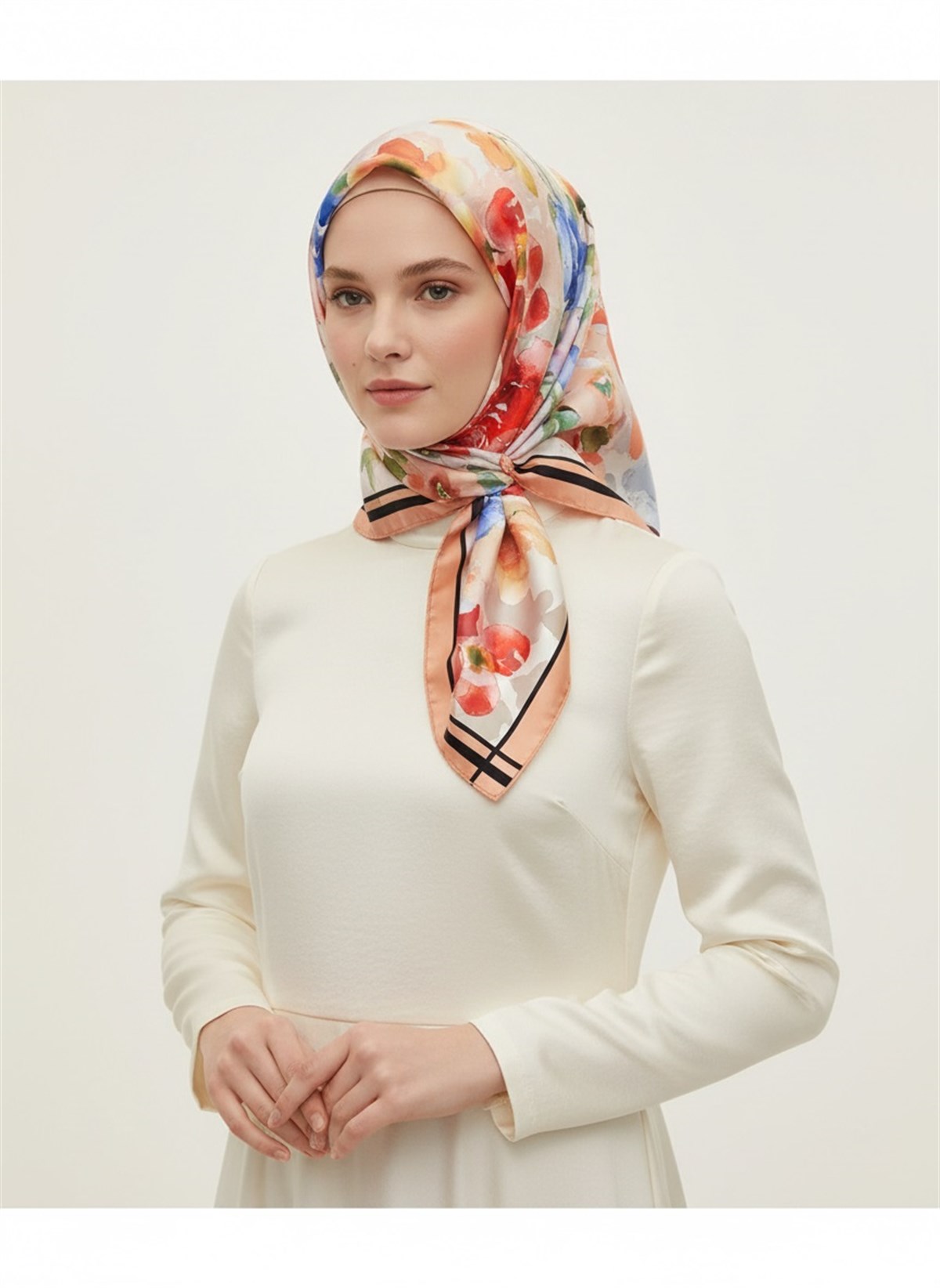 %100 Twill İpek Sulu Boyalı Çiçek Desenli Somon - Kırmızı Renkli 90x90 Eşarp Dikim Şekli : El Dikişi