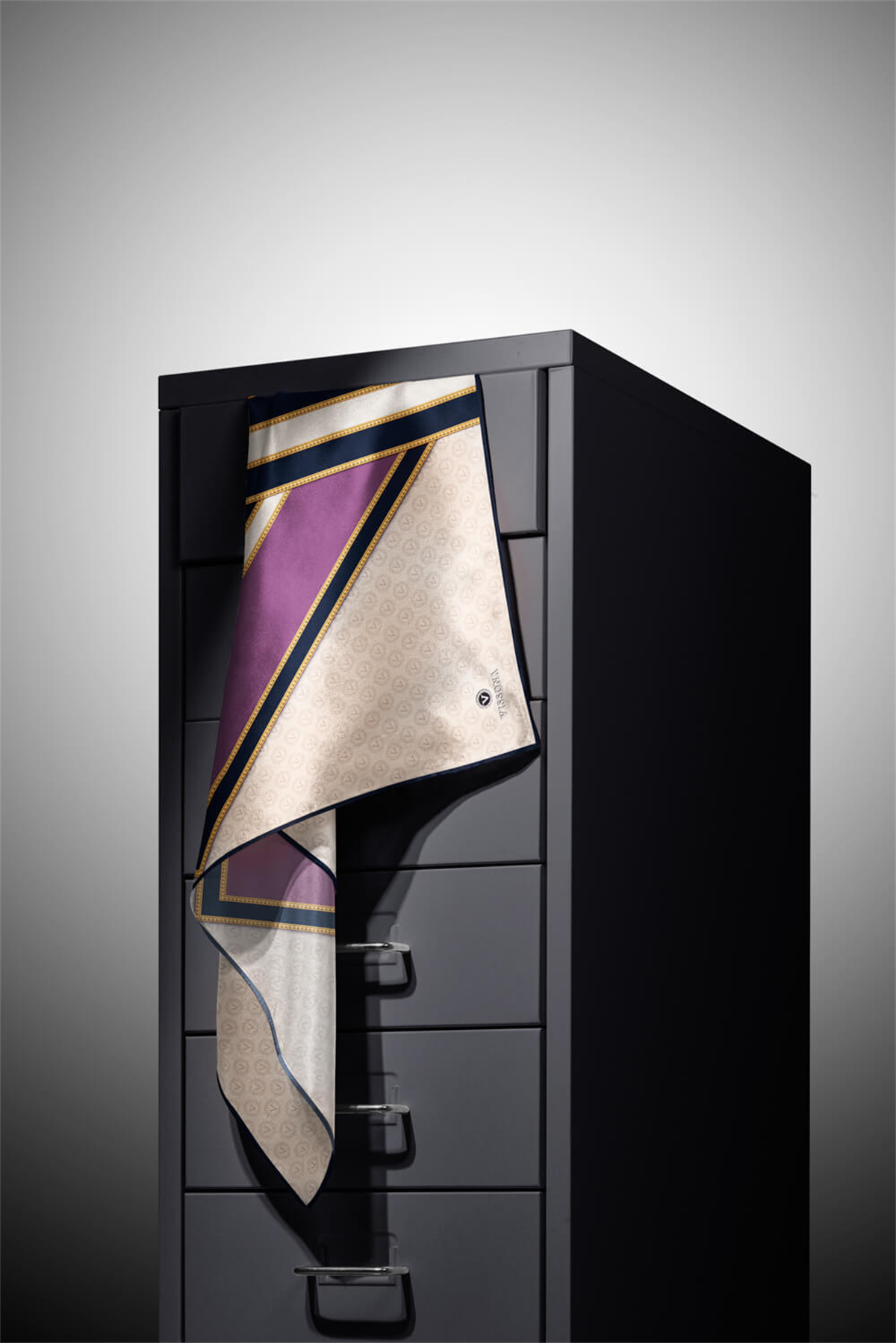 %100 Twill İpek Monogram ve Barok Desenli Lila - Lacivert Renkli 90x90 Eşarp Dikim Şekli : El Dikişi