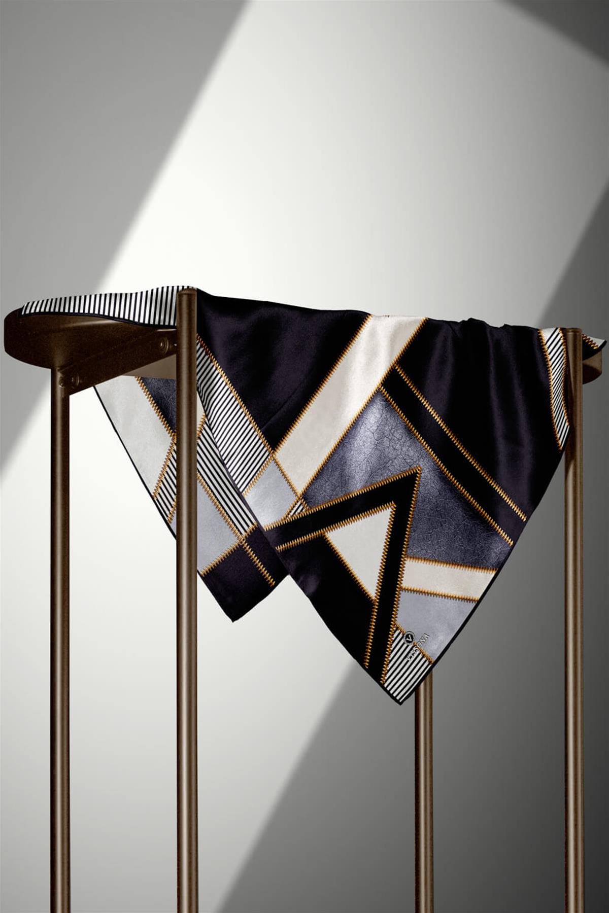 %100 Twill İpek Geometrik Desenli Gümüş - Siyah Renkli 90x90 Eşarp Dikim Şekli : El Dikişi