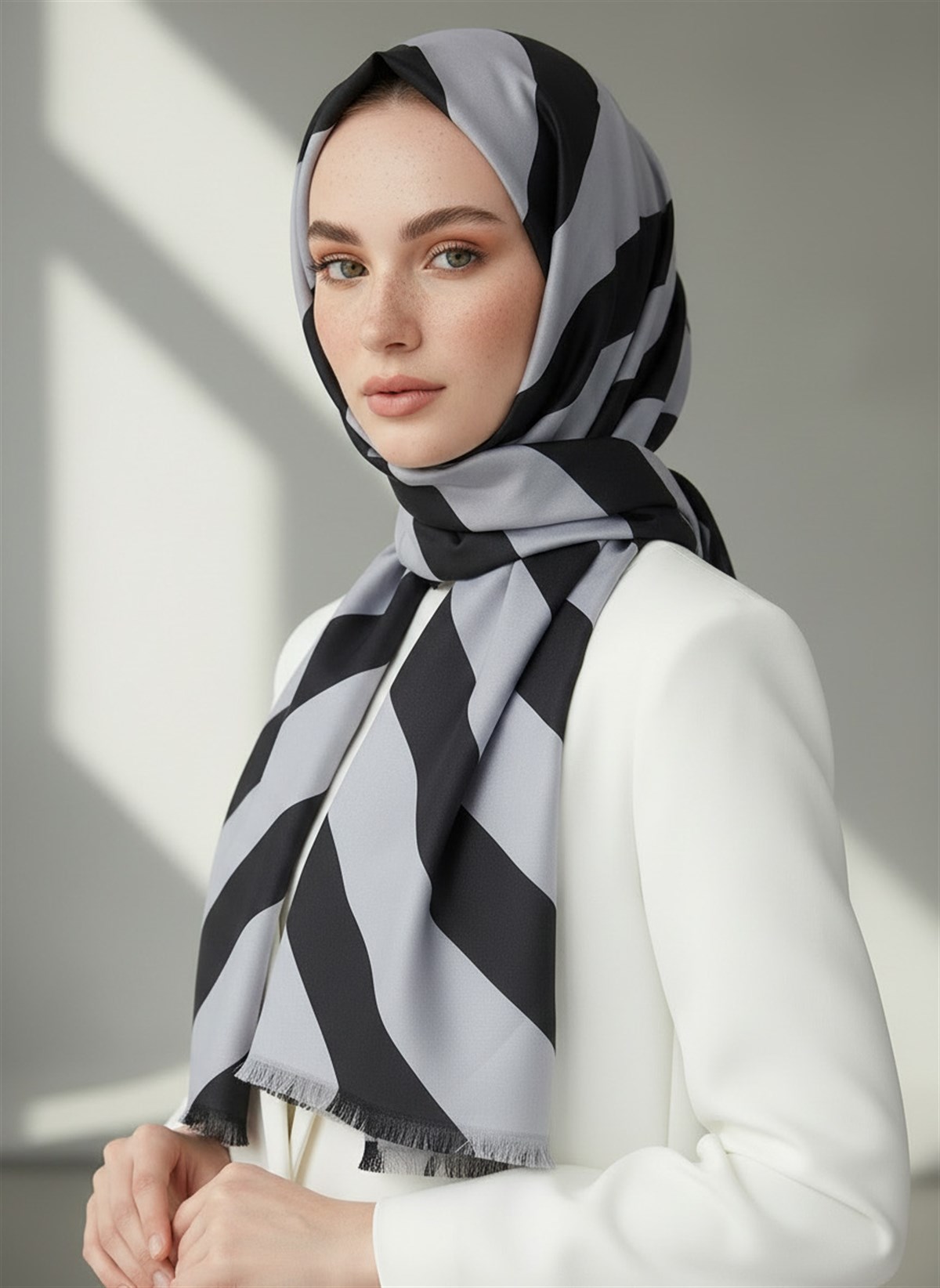 %100 Saf İpek Şal İnce Saten Vual Dokuma Çizgili Desenli Gri - Siyah Renkli 90x210 Şal