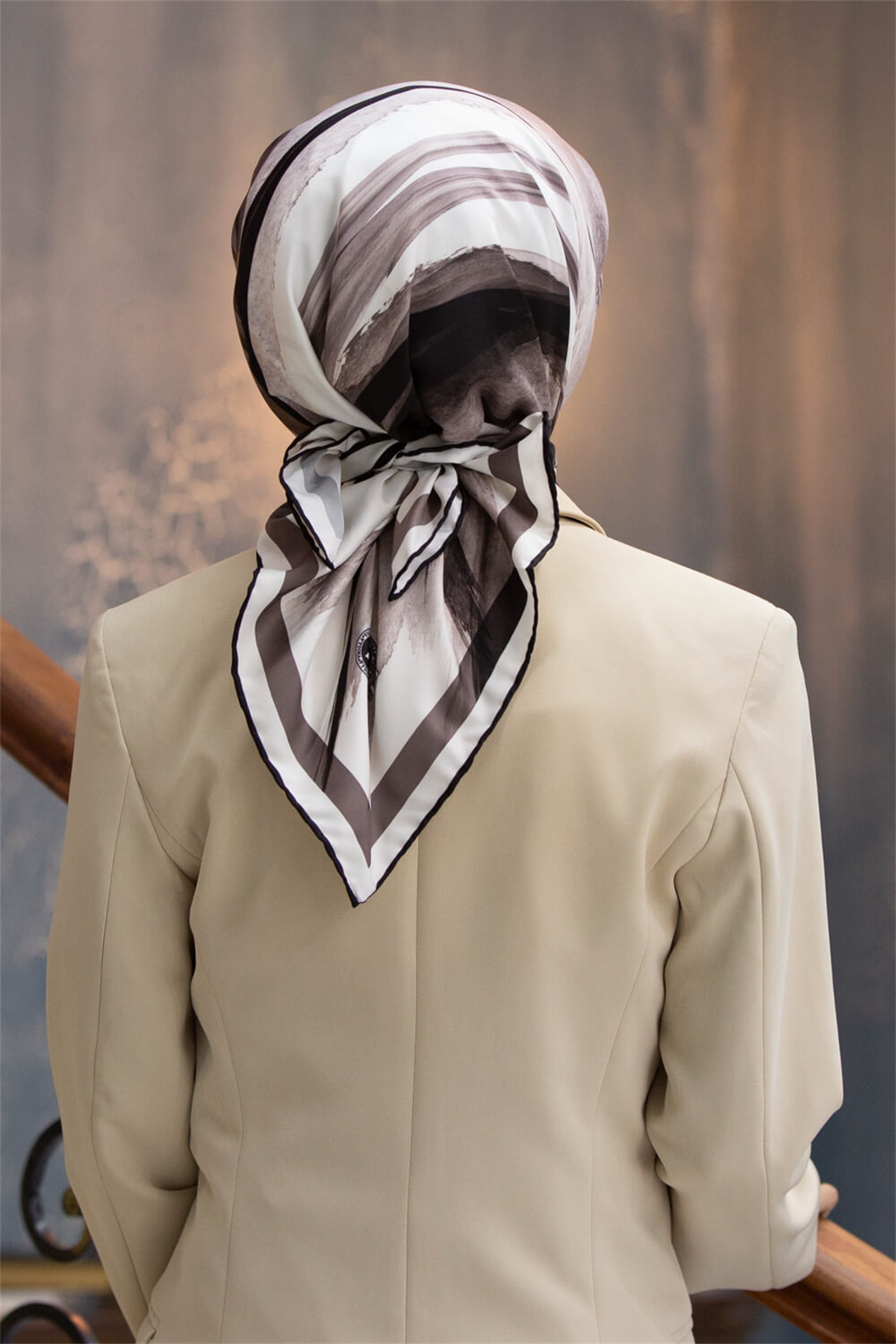 Twill Fırça Desenli Siyah - Krem Renkli 90x90 Eşarp (İpek İçermez) Kenar Dikiş Şekli El Dikişli