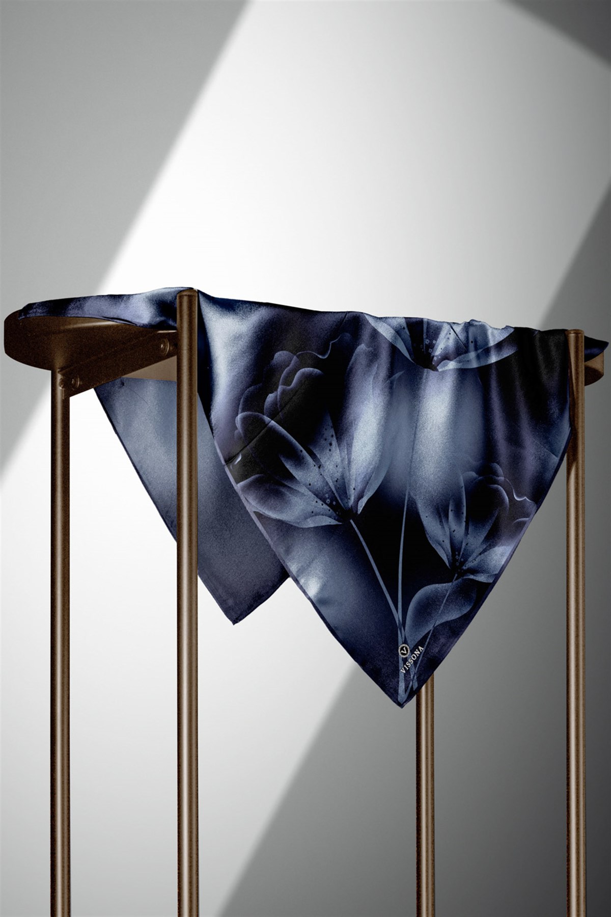 %100 Twill İpek Çiçek Desenli İndigo Renkli 90x90 Eşarp Dikim Şekli : El Dikişi