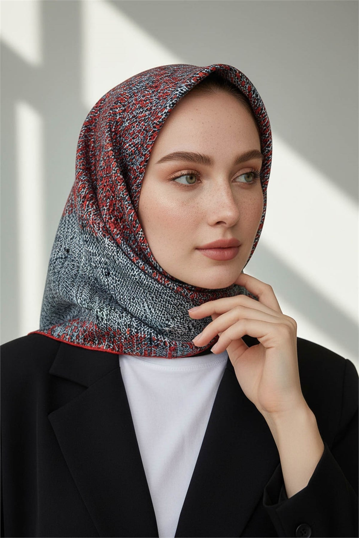 %100 Twill İpek Dokulu Desen Petrol Mavisi - Kırmızı Renkli 90x90 Eşarp Kenar Dikiş Şekli El Dikişli