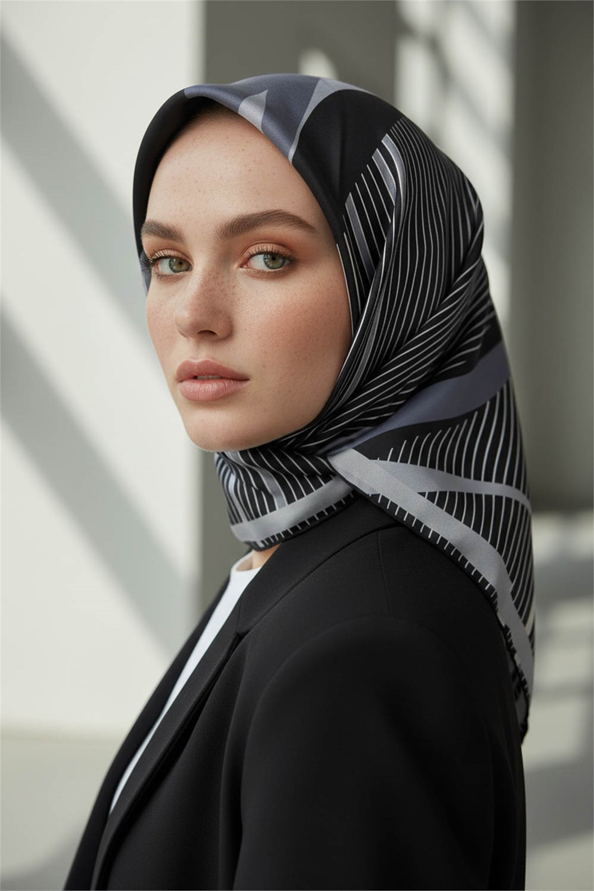 %100 Twill İpek Çizgili Geometrik Desenli Siyah - Füme Renkli 90x90 Eşarp Dikim Şekli : El Dikişi