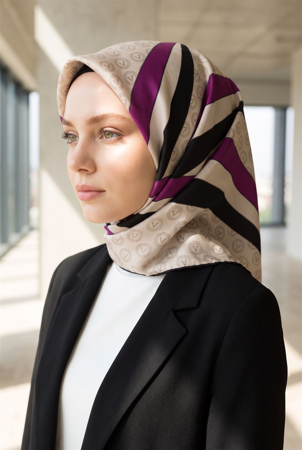 %100 Twill İpek Monogram Ve Geometrik Desenli Krem - Mürdüm Renkli 90x90 Eşarp Dikim Şekli : El Dikişi