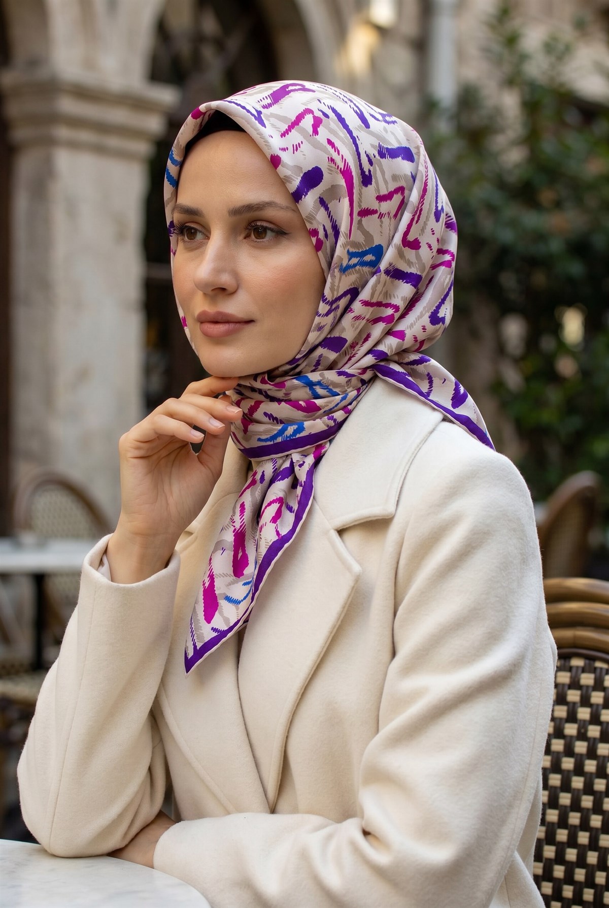 %100 Twill İpek Geometrik Desenli Mor - Fuşya Renkli 90x90 Eşarp Dikim Şekli : El Dikişi