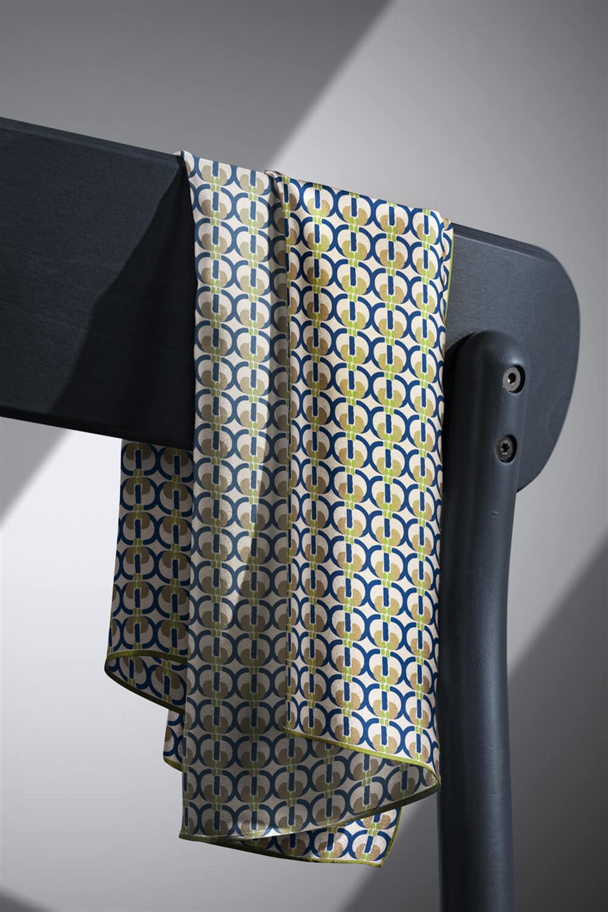 %100 Twill İpek Geometrik Desenli Bej - Fıstık Yeşili Renkli 90x90 Eşarp Dikim Şekli : El Dikişi