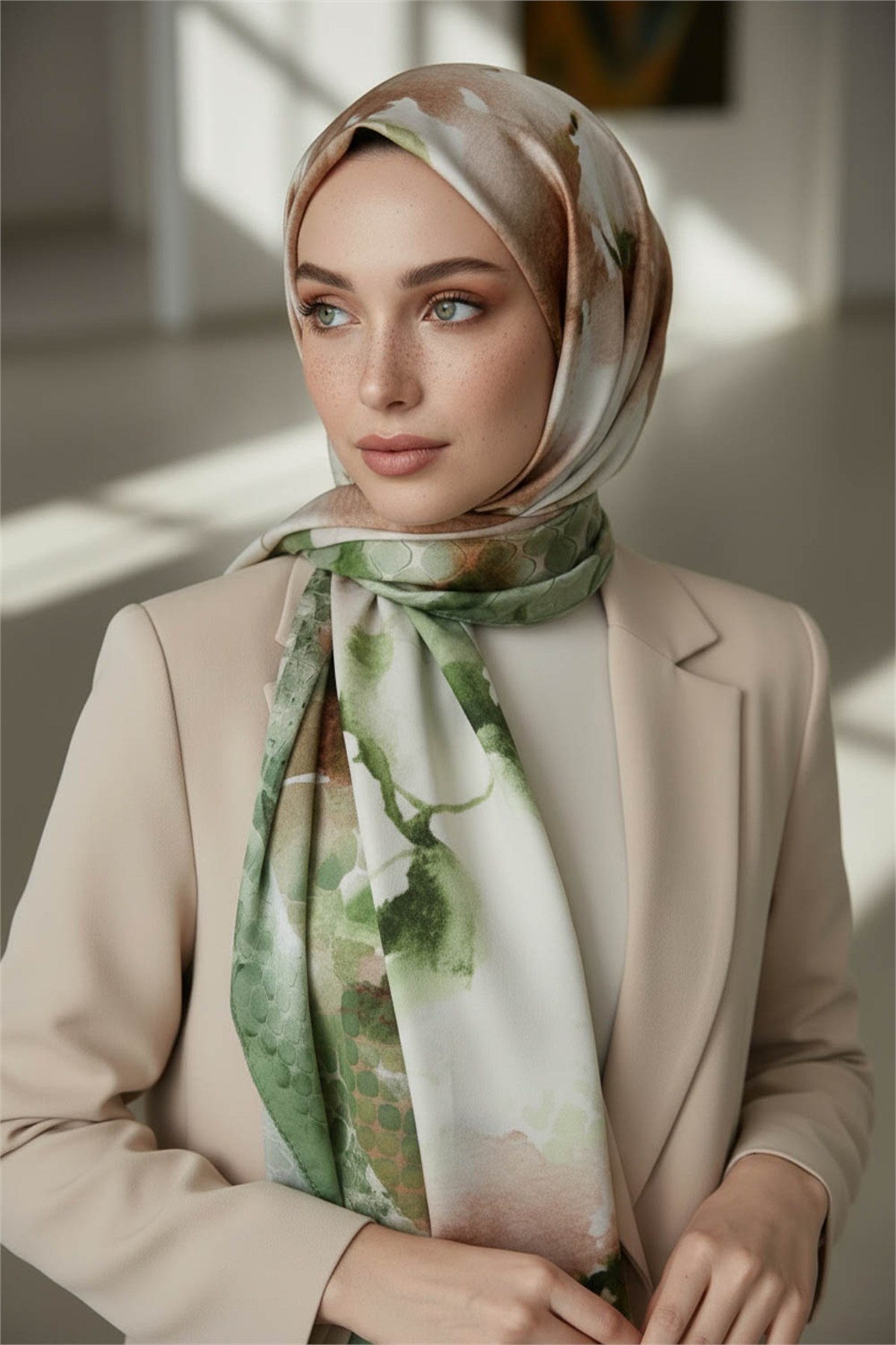 KREP SULU BOYA ÇİÇEK DESENLİ ZÜMRÜT YEŞİLİ RENKLİ 75X195 KIRIŞMAZ ŞAL