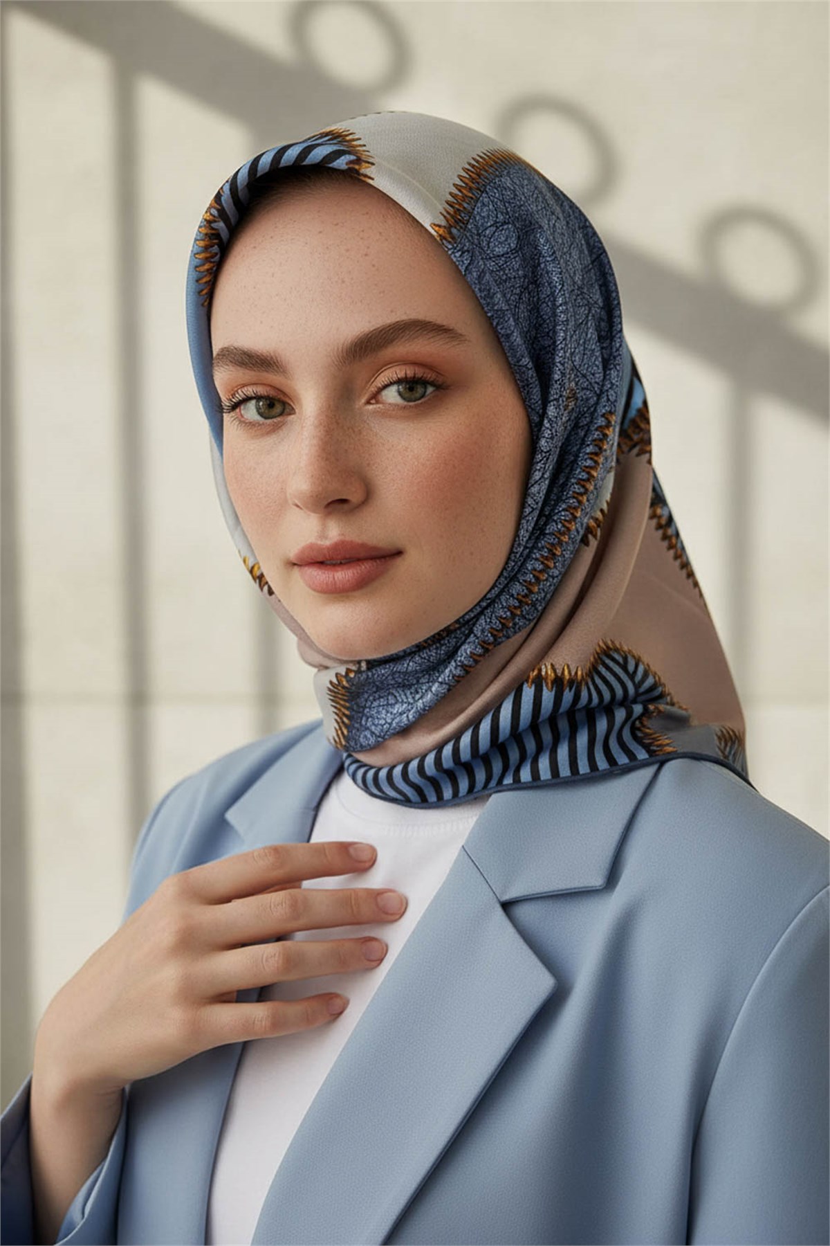 %100 Twill İpek Geometrik Desenli Bebe Mavisi - Siyah Renkli 90x90 Eşarp Dikim Şekli : El Dikişi