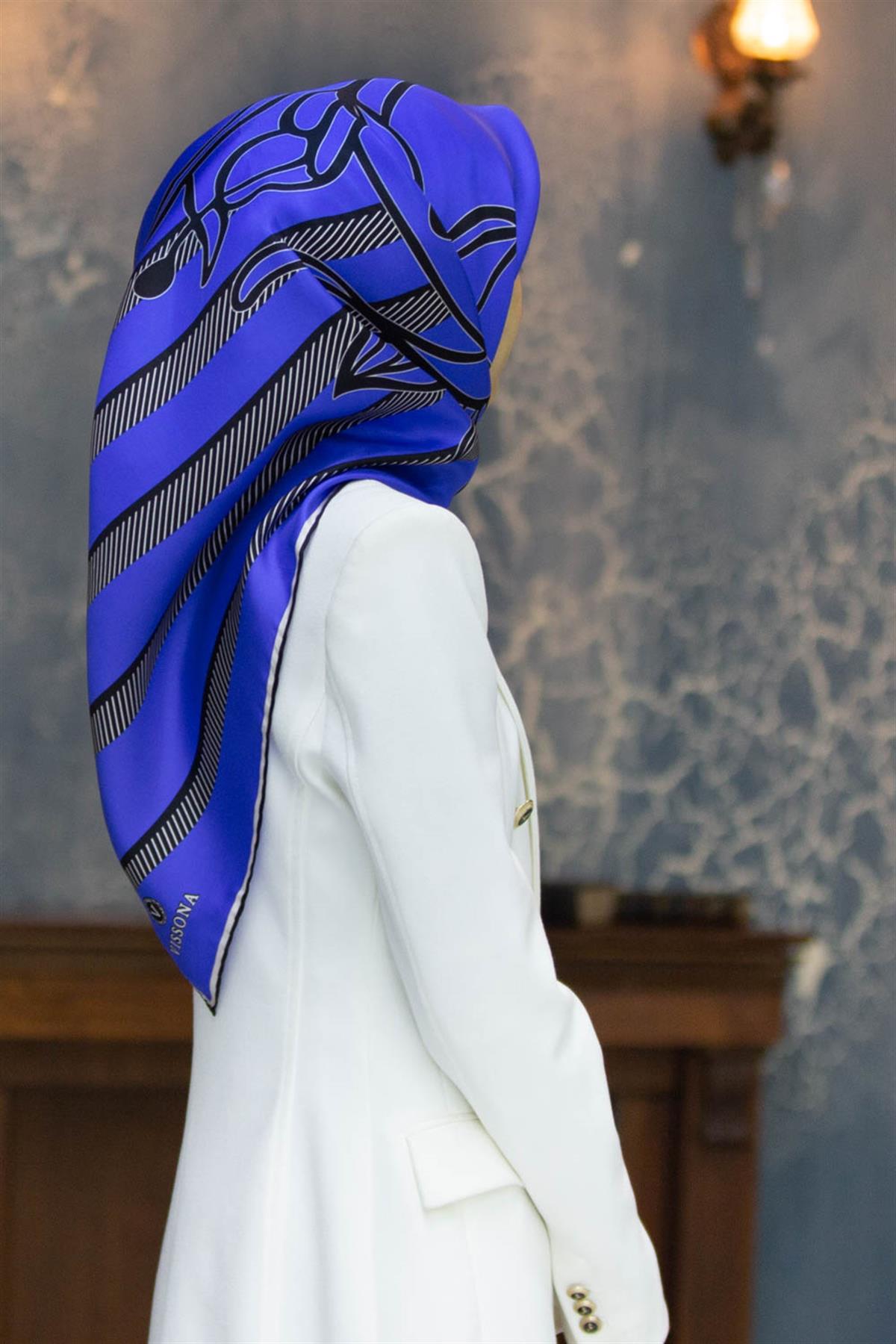 %100 Twill İpek Çizgili Çiçek Desenli Saks - Siyah Renkli 90x90 Eşarp Dikim Şekli : El Dikişi