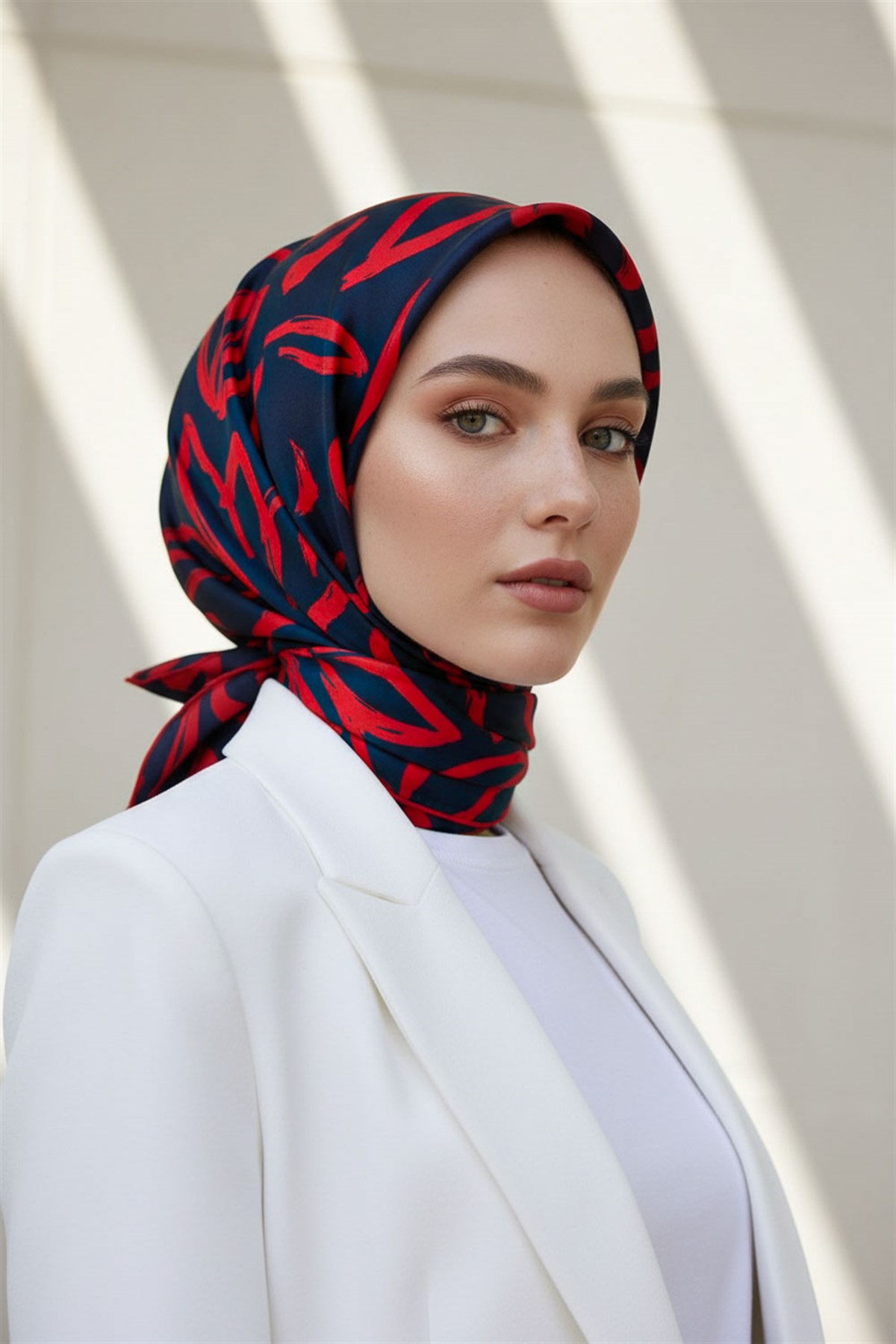 % 57 İPEK % 43 VİSKON Twill İpek Büyük Çiçek Desenli Lacivert - Kırmızı Renkli 90x90 Eşarp Dikim Şekli : El Dikişi